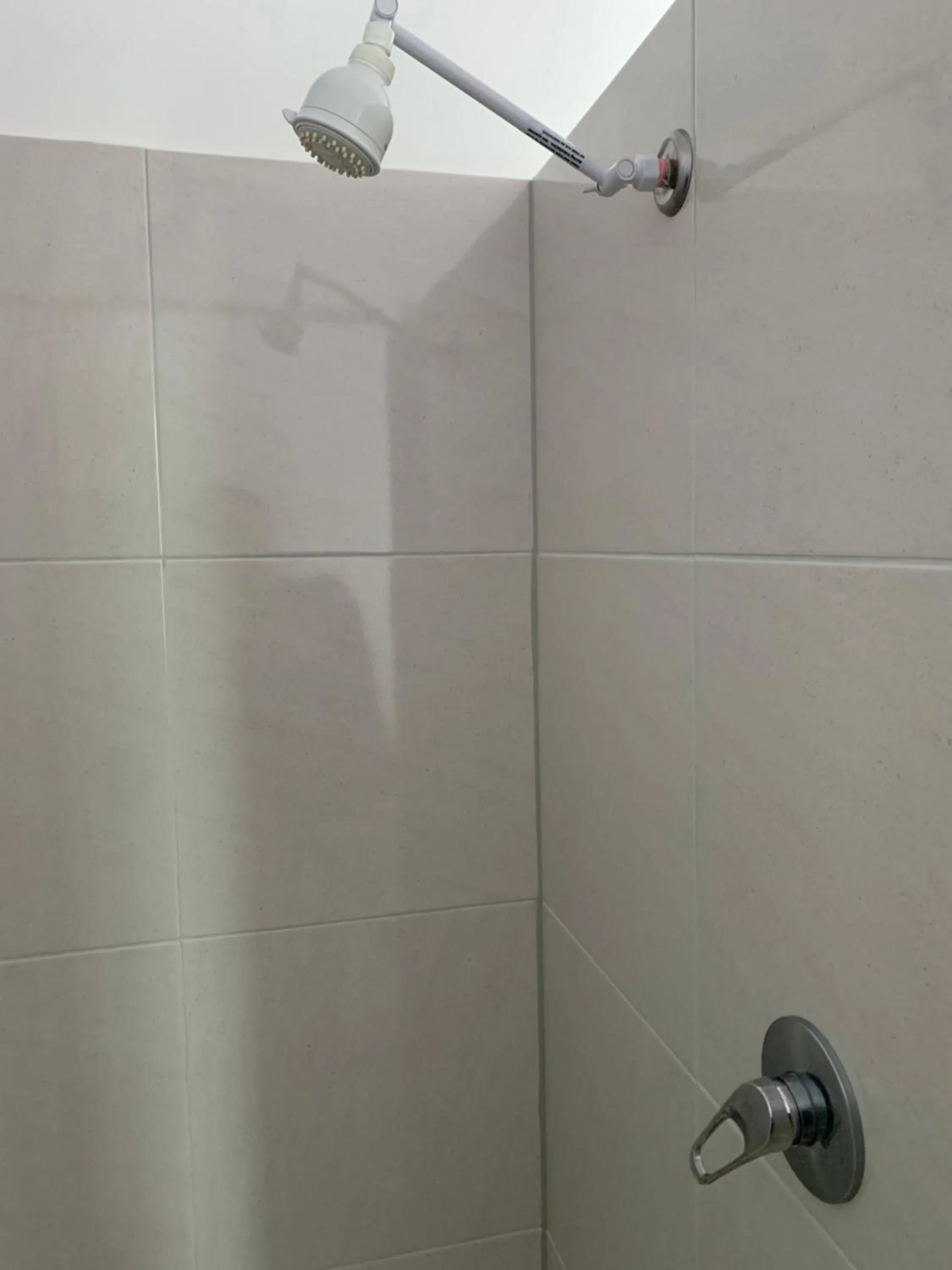 Bathroom in Beaconsfield Lodge Motel