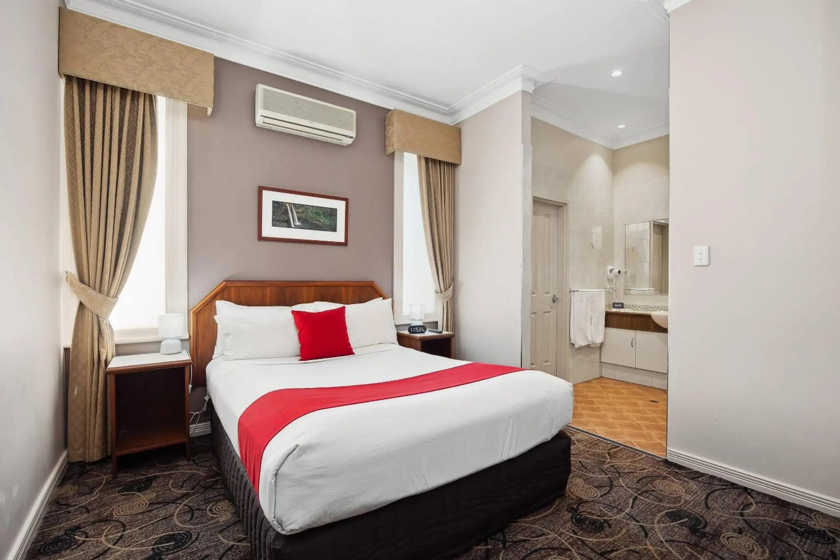 Bedroom, Bed in Quality Hotel Bayswater Bedroom, Bed in Quality Hotel Bayswater