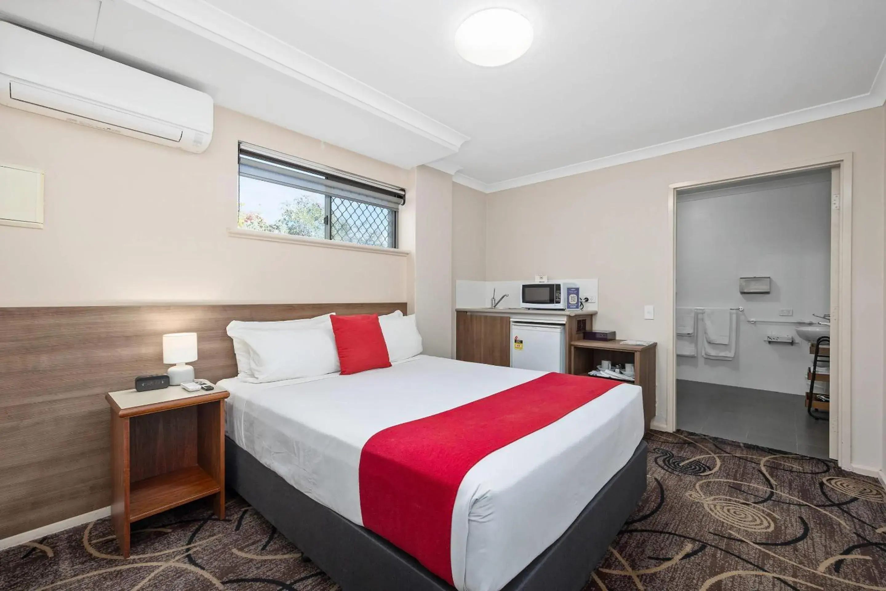 Bedroom, Bed in Quality Hotel Bayswater Bedroom, Bed in Quality Hotel Bayswater