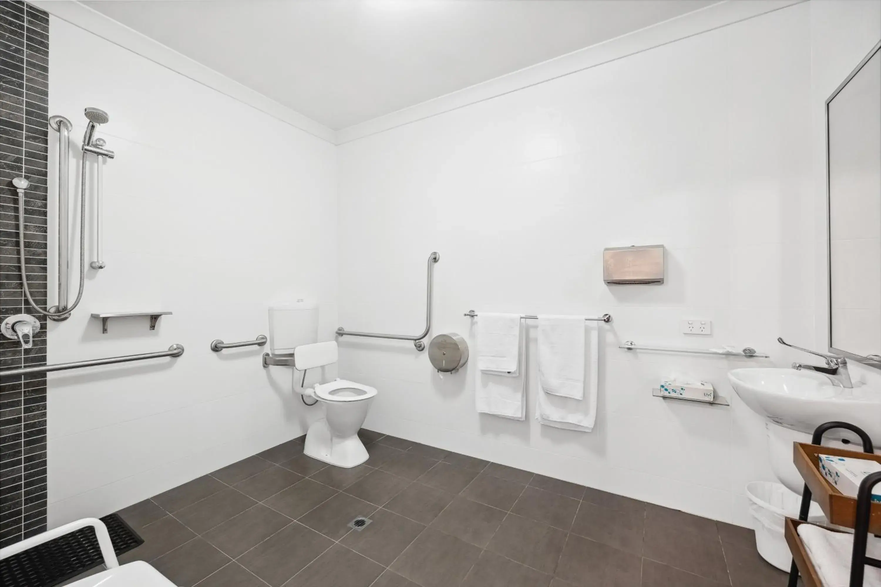 Queen Bed - Wheelchair Accessible Room in Quality Hotel Bayswater Queen Bed - Wheelchair Accessible Room in Quality Hotel Bayswater