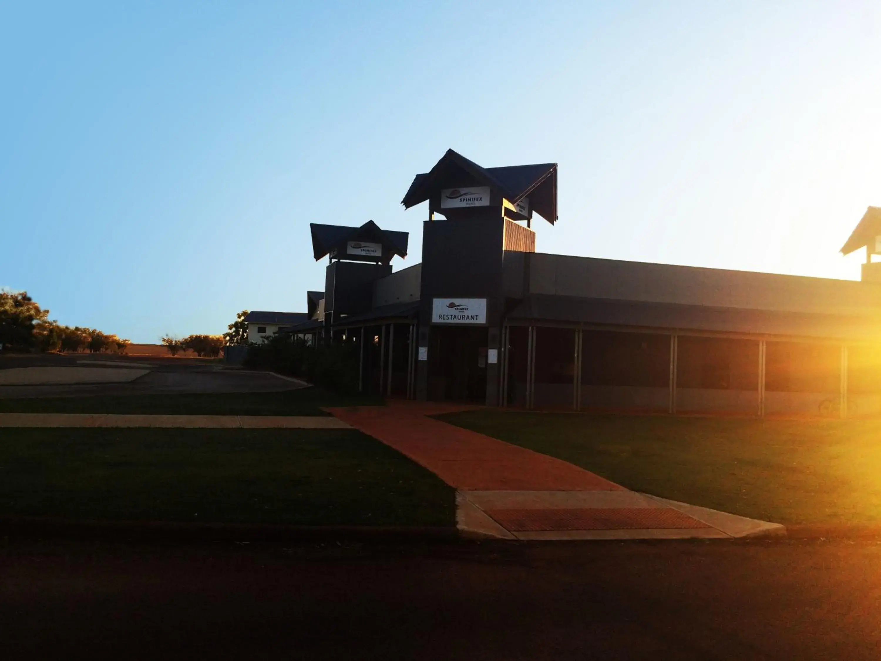 Facade/entrance in Spinifex Hotel Facade/entrance in Spinifex Hotel