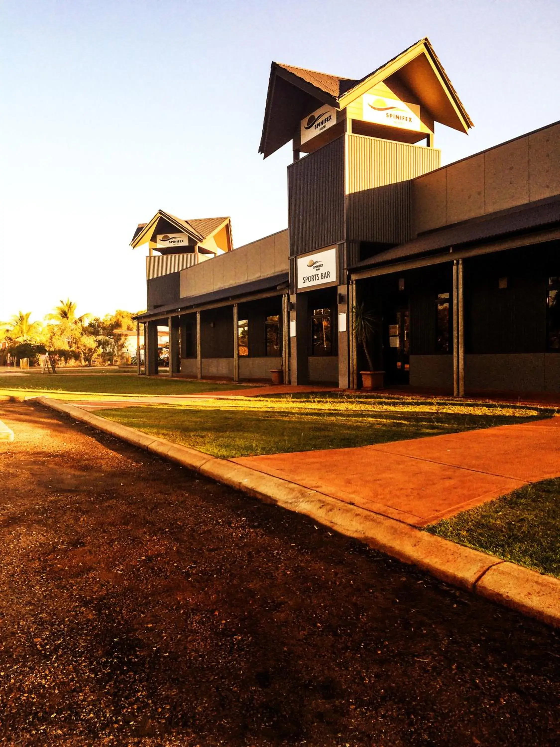 Facade/entrance in Spinifex Hotel Facade/entrance in Spinifex Hotel