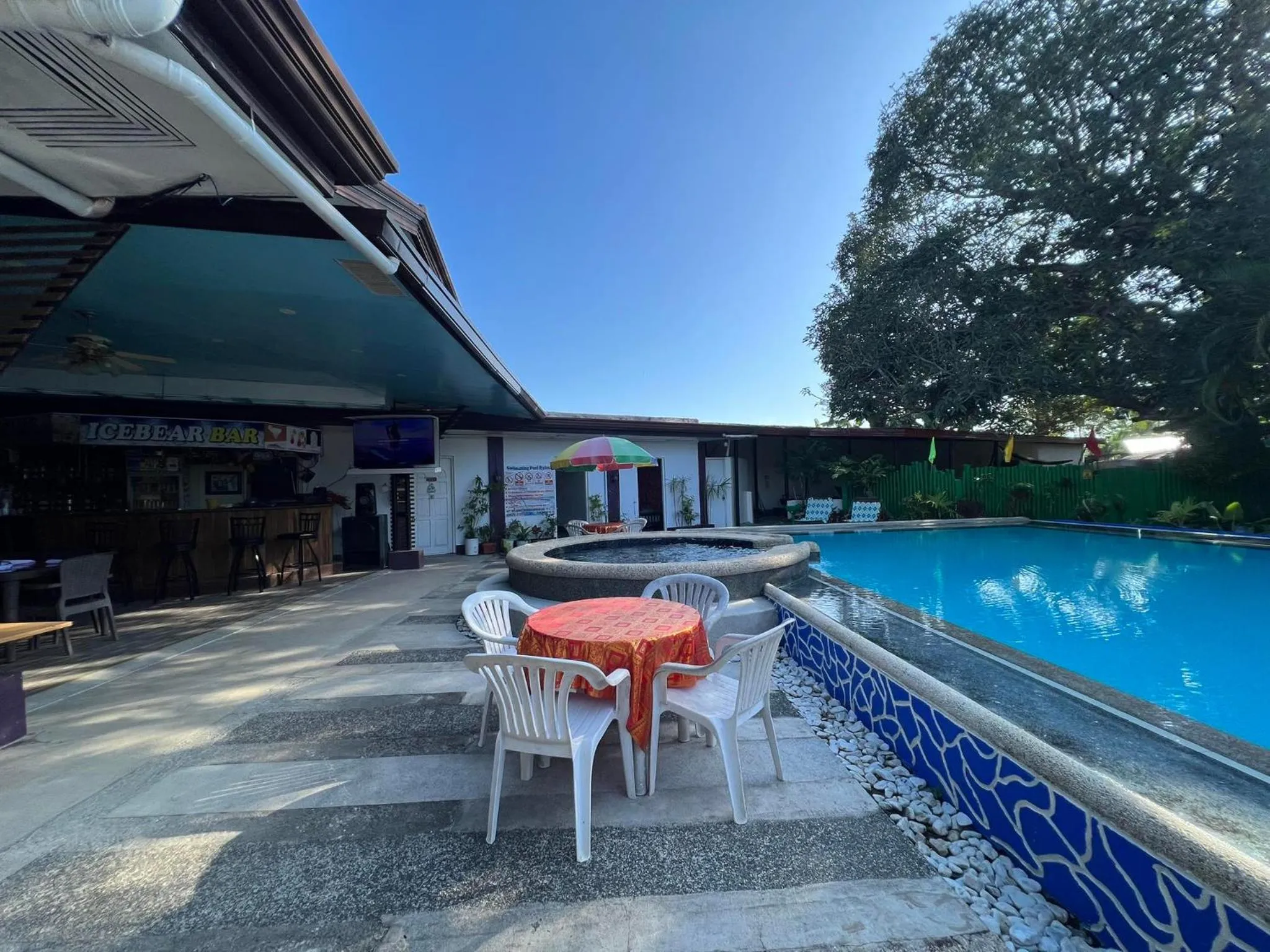 Restaurant/places to eat in Ice Bear Bar & Tourist Inn