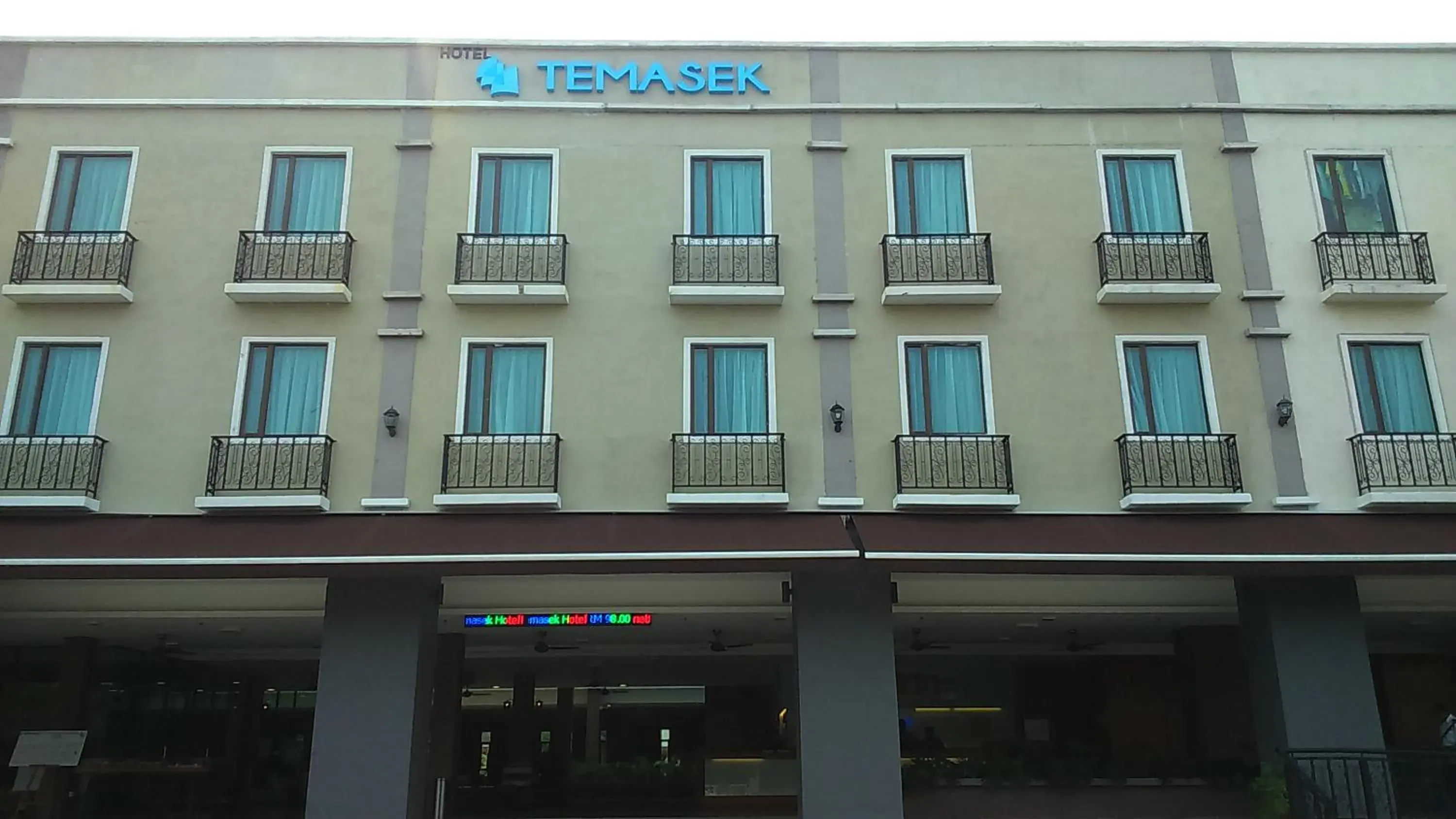 Facade/entrance in Temasek Hotel Facade/entrance in Temasek Hotel