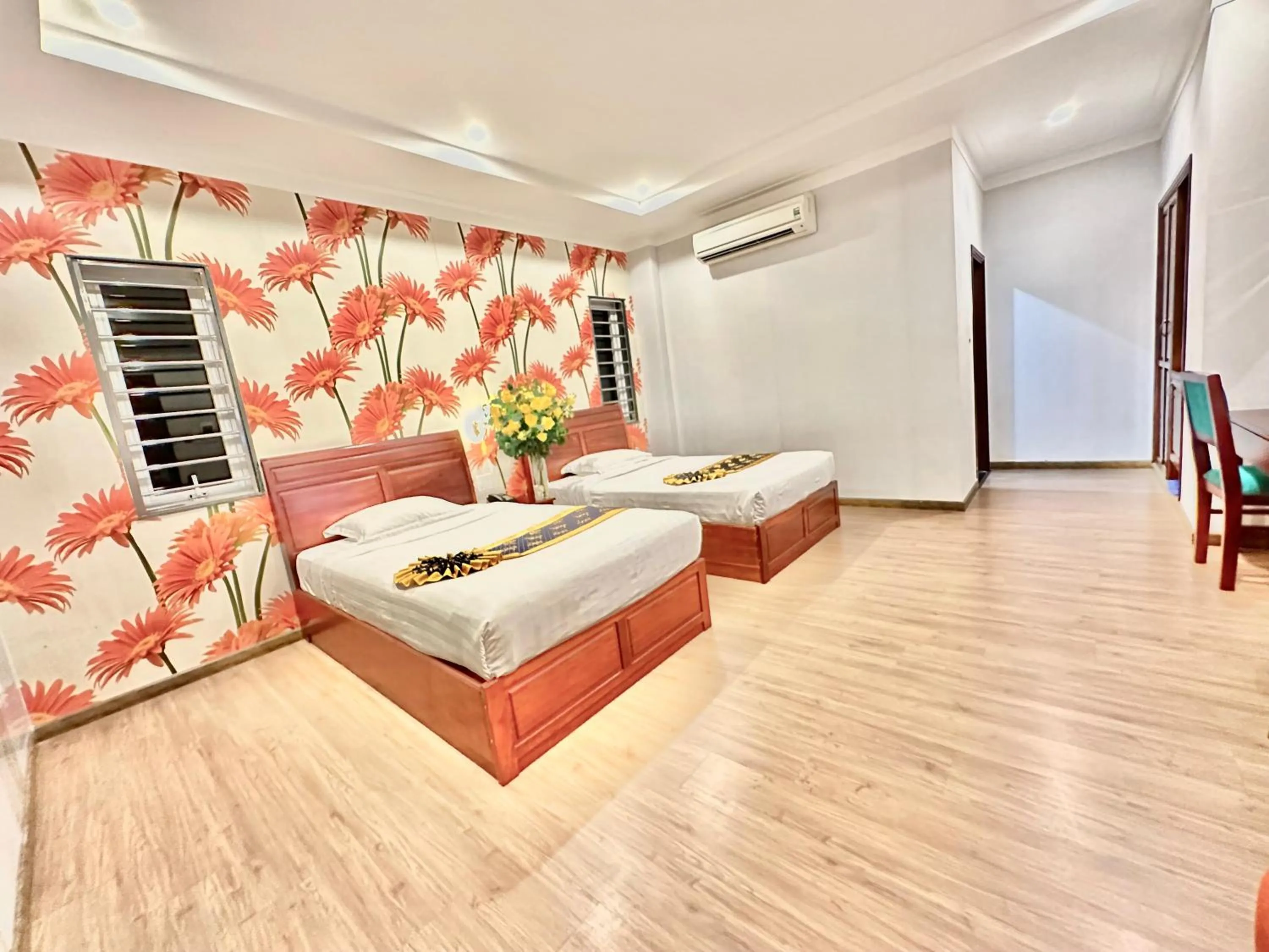 Photo of the whole room, Bed in Long Bao Chau Hotel