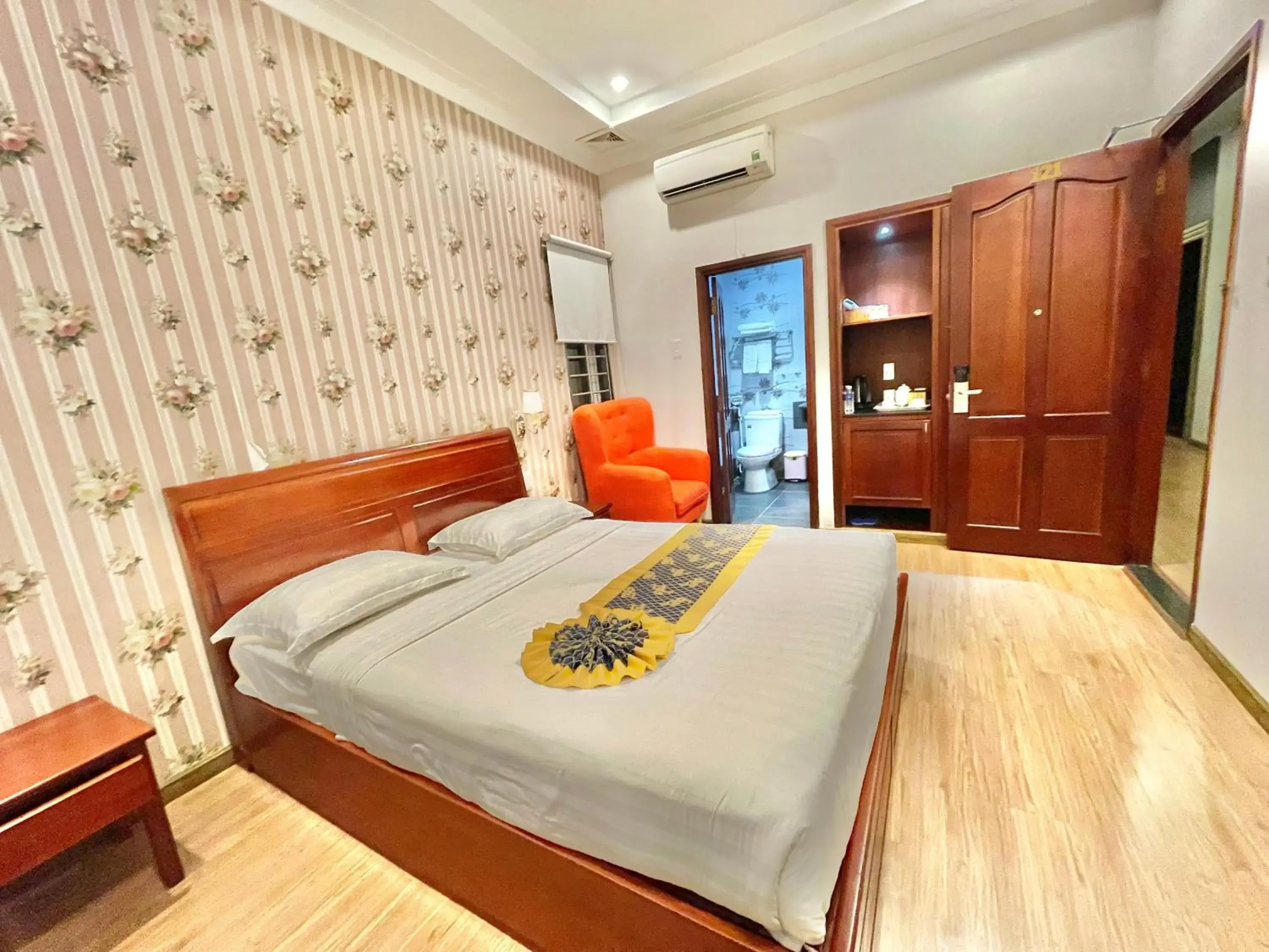 Bed in Long Bao Chau Hotel Bed in Long Bao Chau Hotel