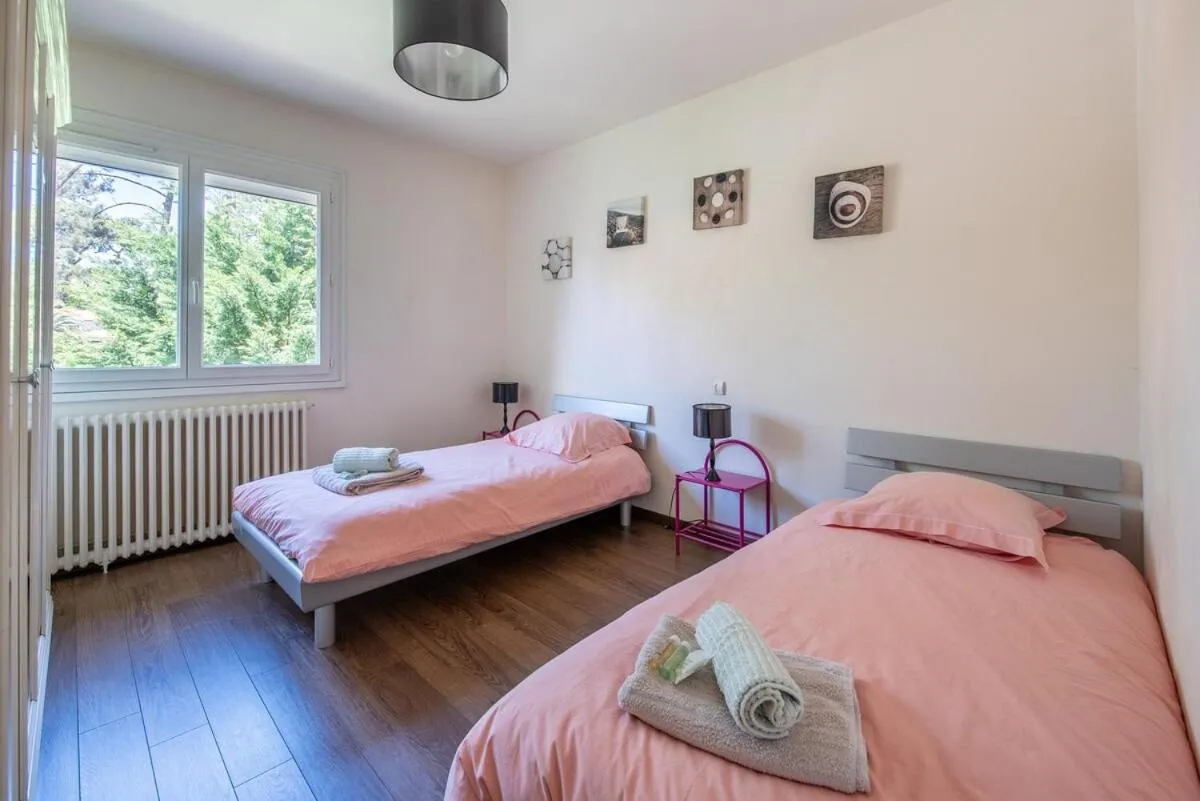 Bed in Appartements parc Pereire