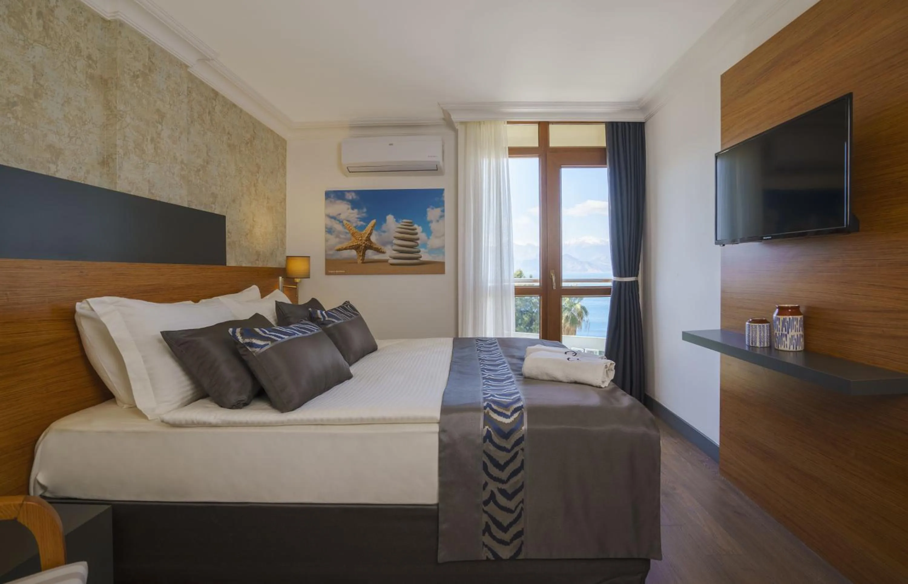 Photo of the whole room, Bed in Qinn Hotel