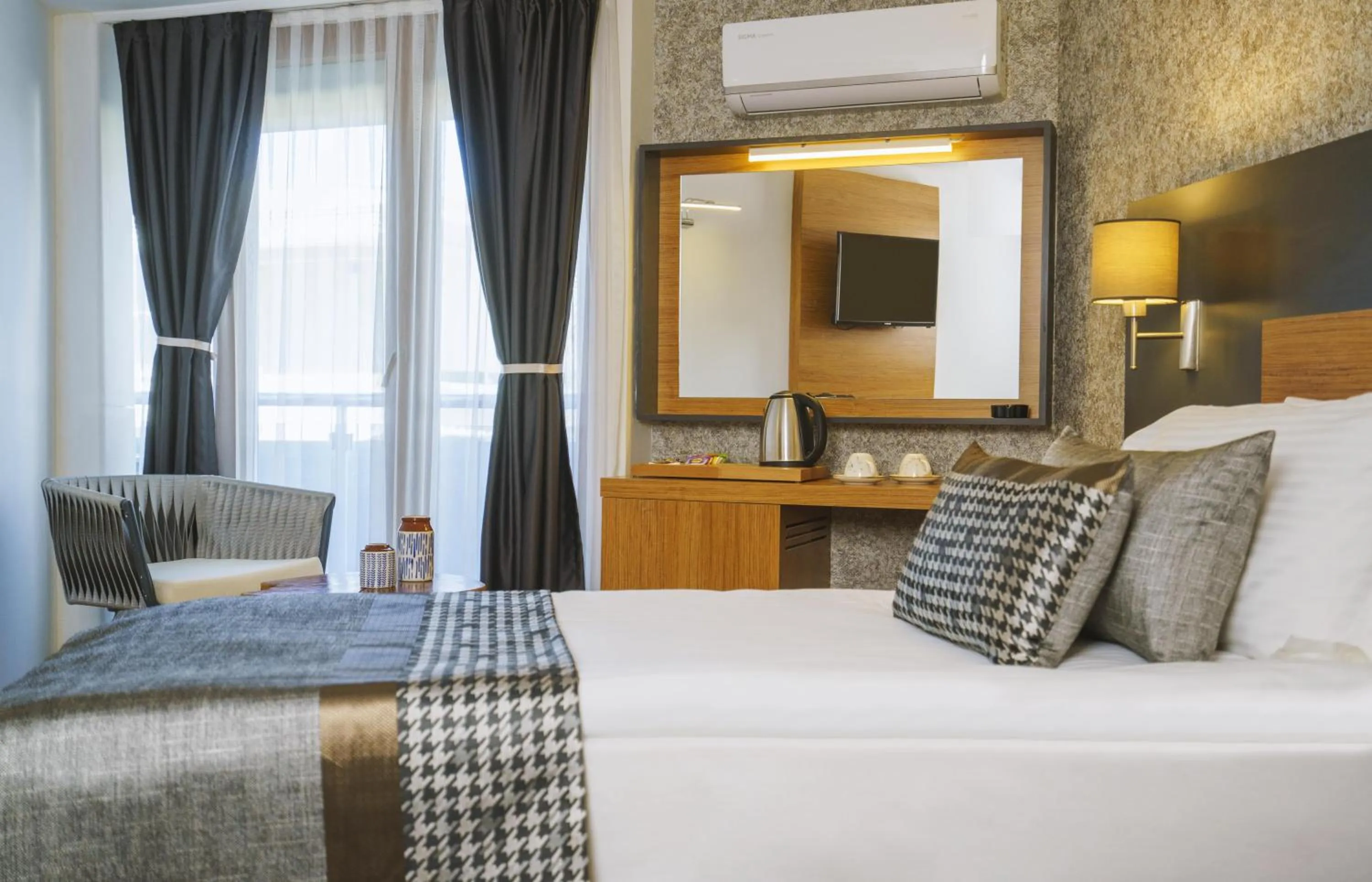 hair dresser, Bed in Qinn Hotel