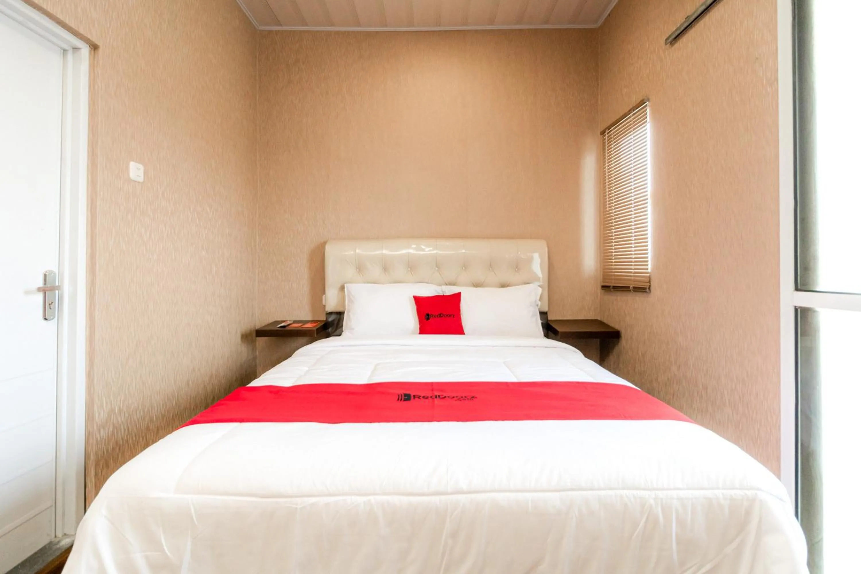 Bedroom, Bed in RedDoorz @ Jalan Srikandi Pekanbaru