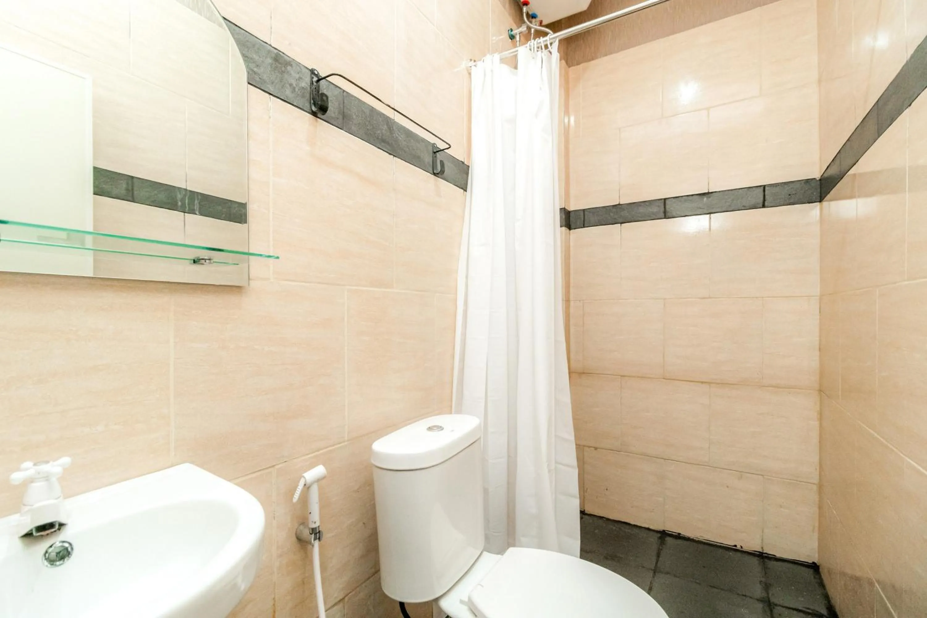 Bathroom in RedDoorz @ Jalan Srikandi Pekanbaru