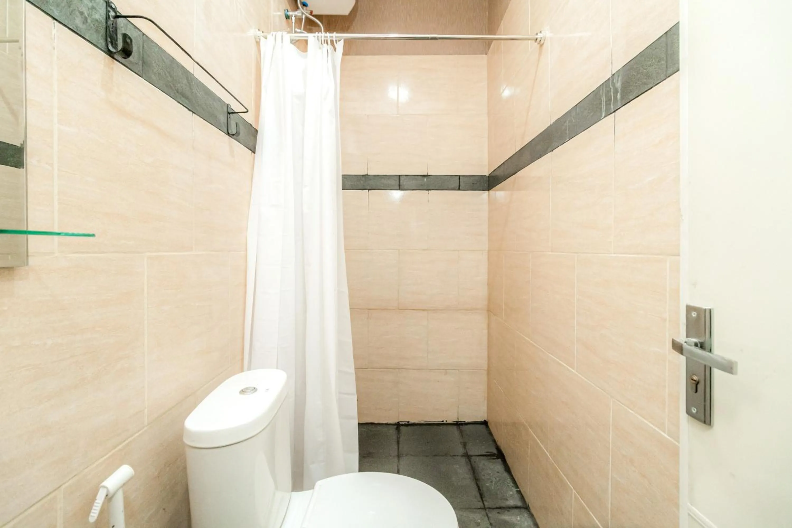 Bathroom in RedDoorz @ Jalan Srikandi Pekanbaru