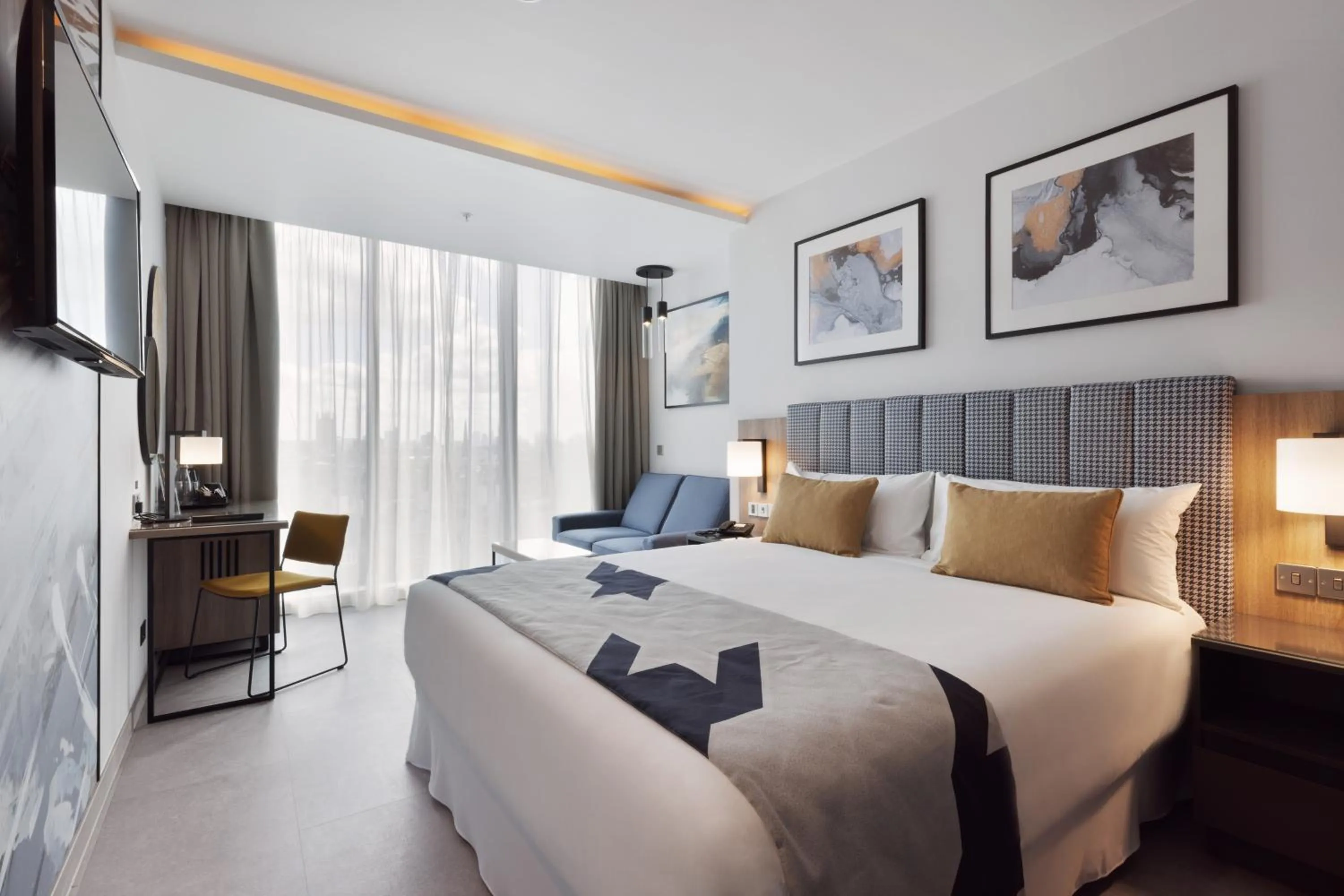 Photo of the whole room, Bed in Riu Plaza London Victoria