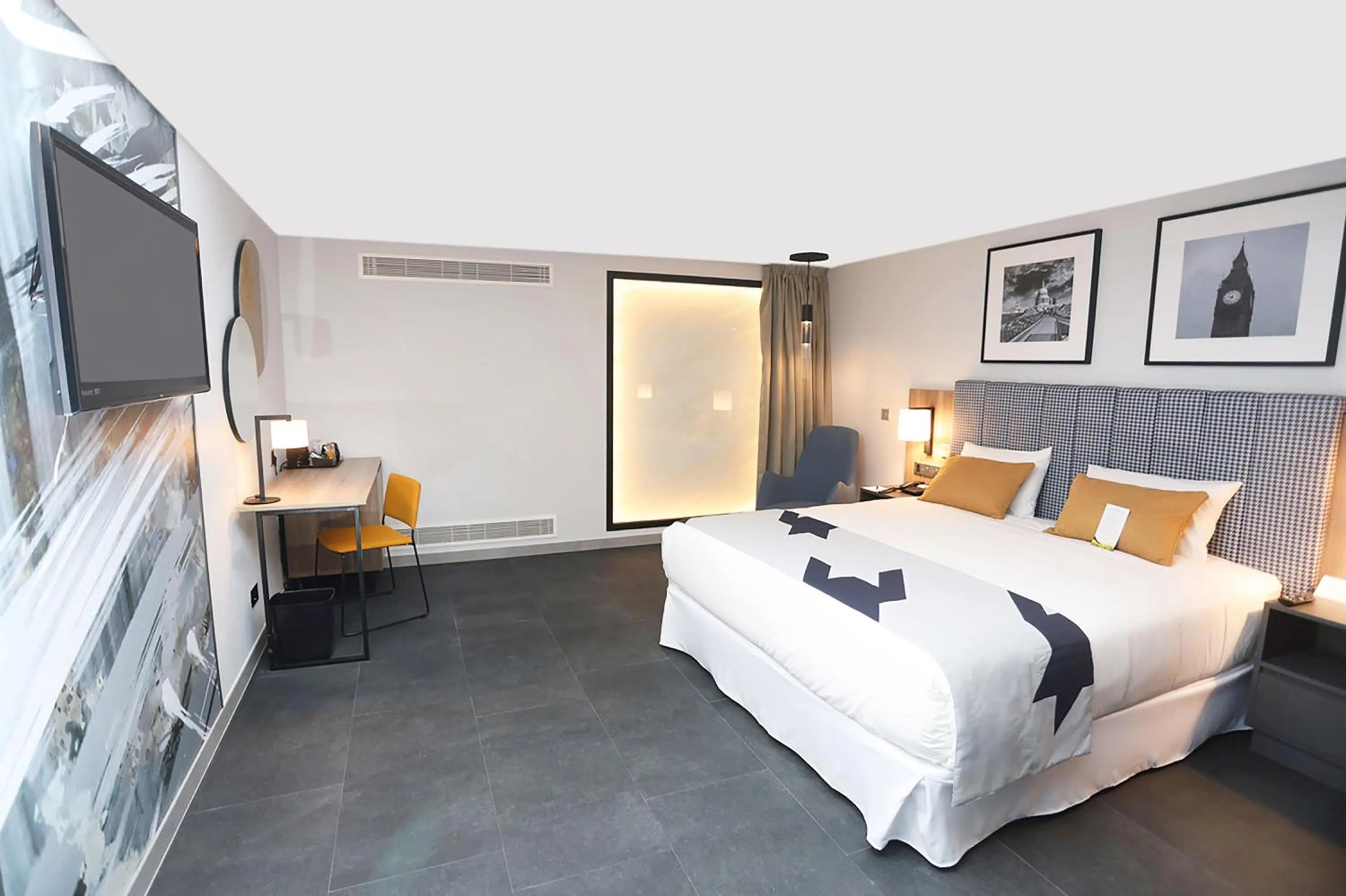 Bedroom, Bed in Riu Plaza London Victoria