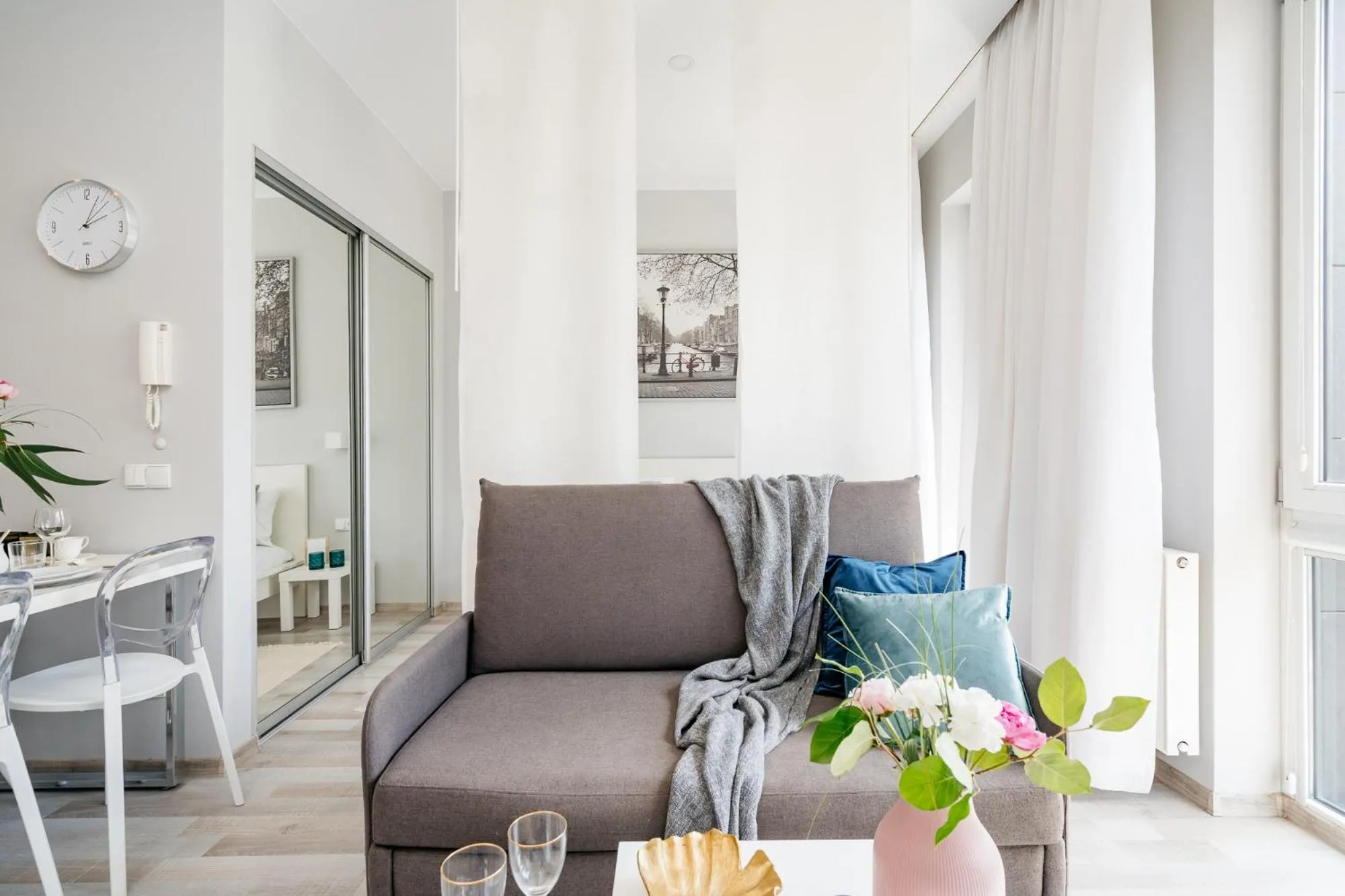 Communal lounge/ TV room in Bright Apartments - LoftAffair