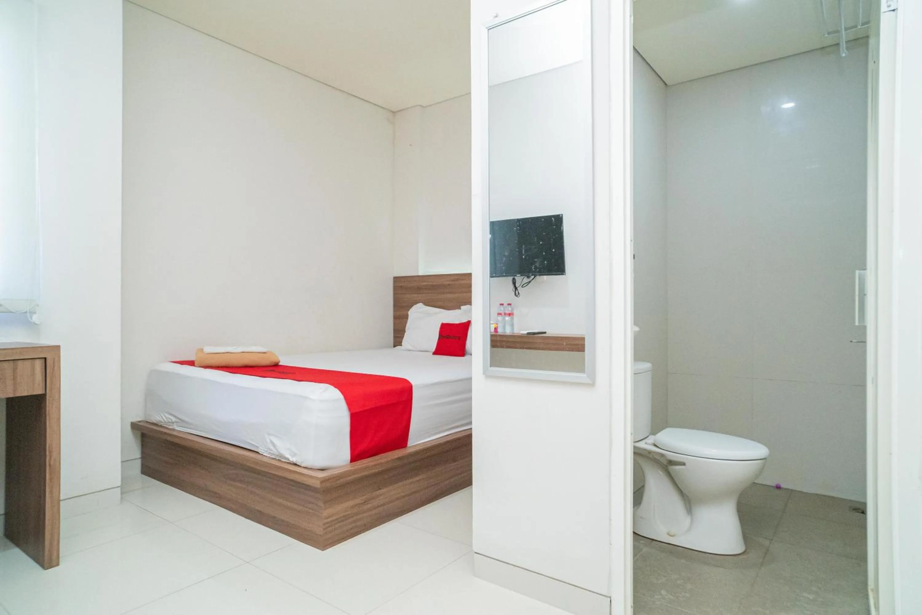 Bedroom, Bed in RedDoorz Plus @ Jalan Pemuda Timur Bojonegoro
