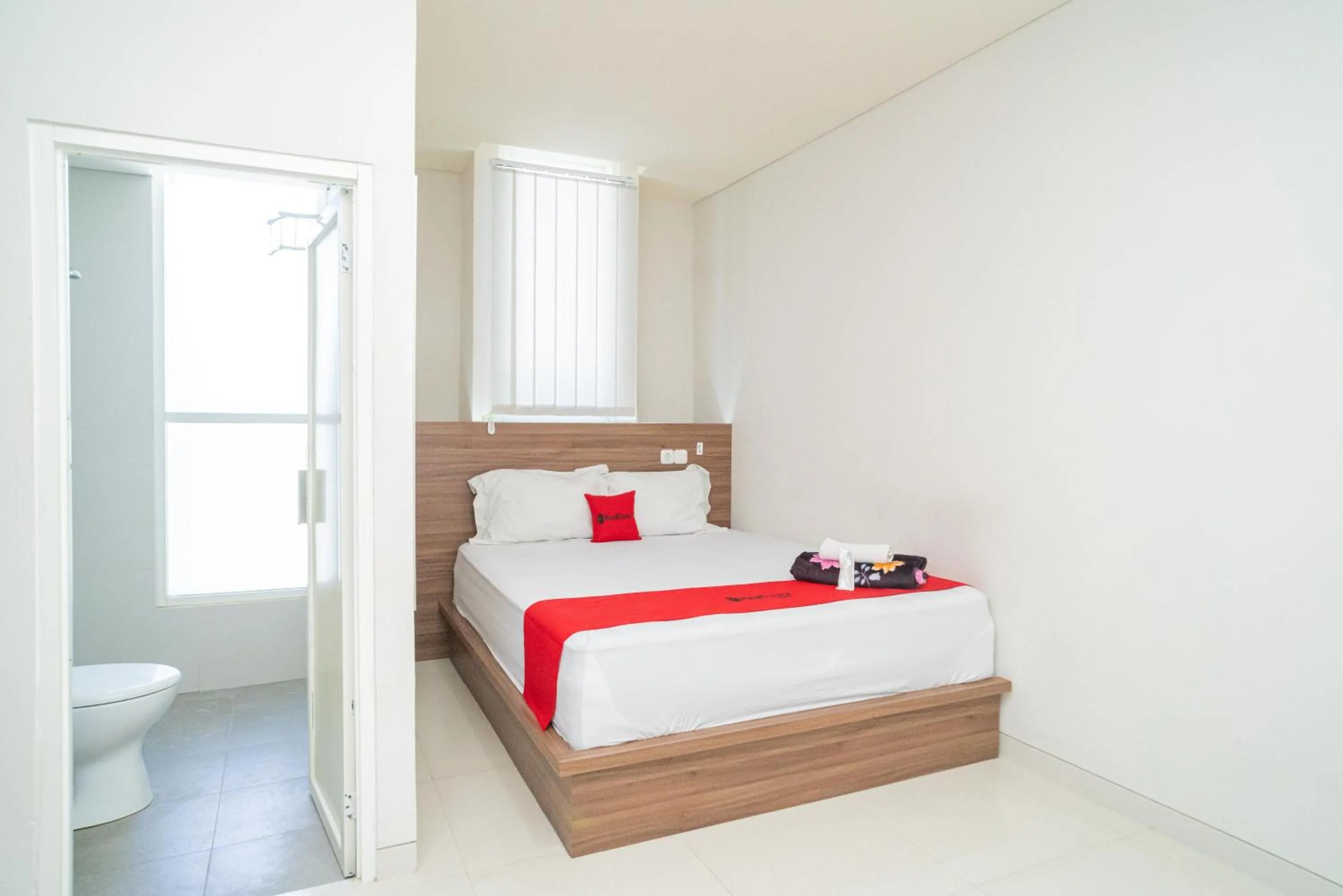 Bedroom, Bed in RedDoorz Plus @ Jalan Pemuda Timur Bojonegoro