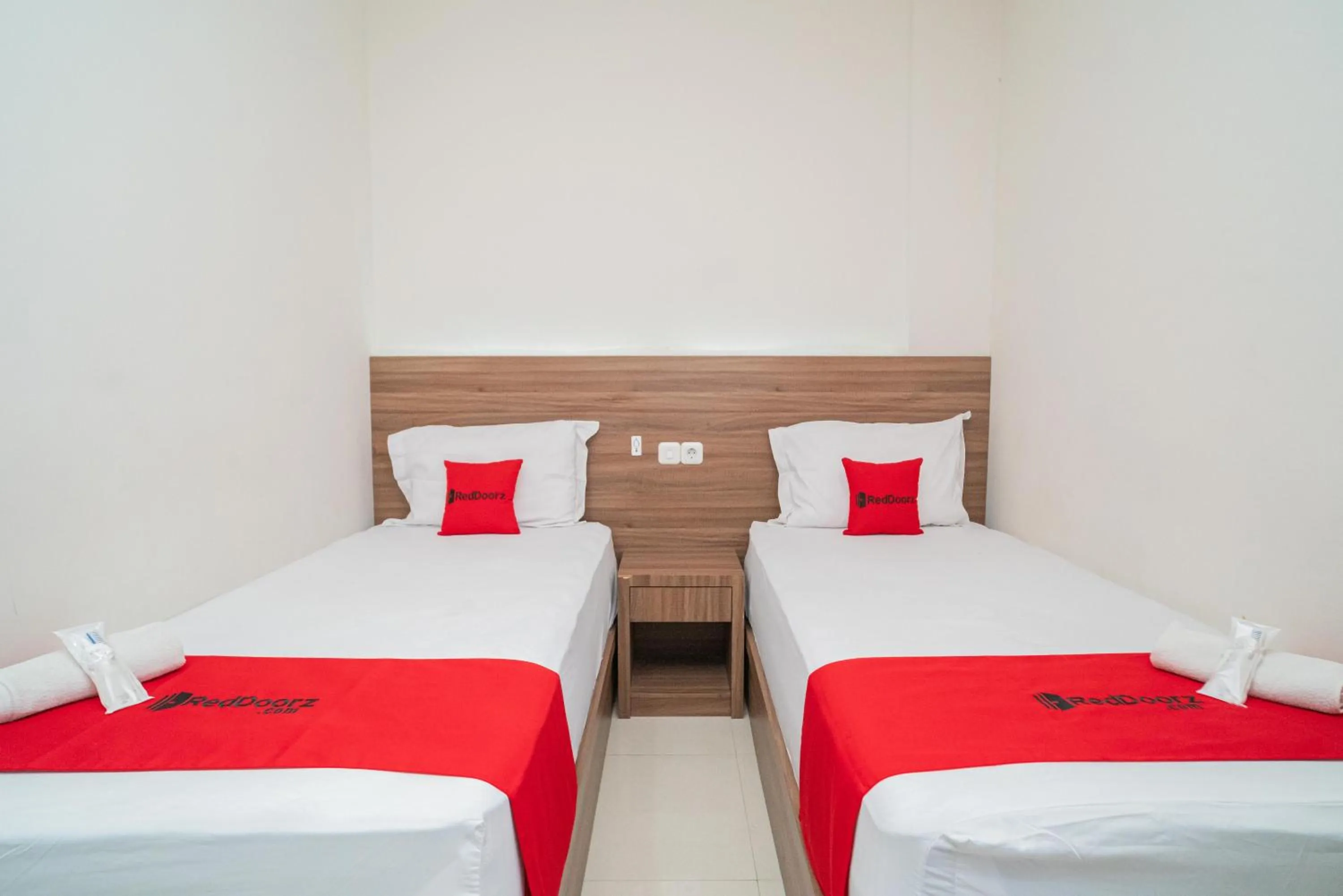 Bedroom, Bed in RedDoorz Plus @ Jalan Pemuda Timur Bojonegoro