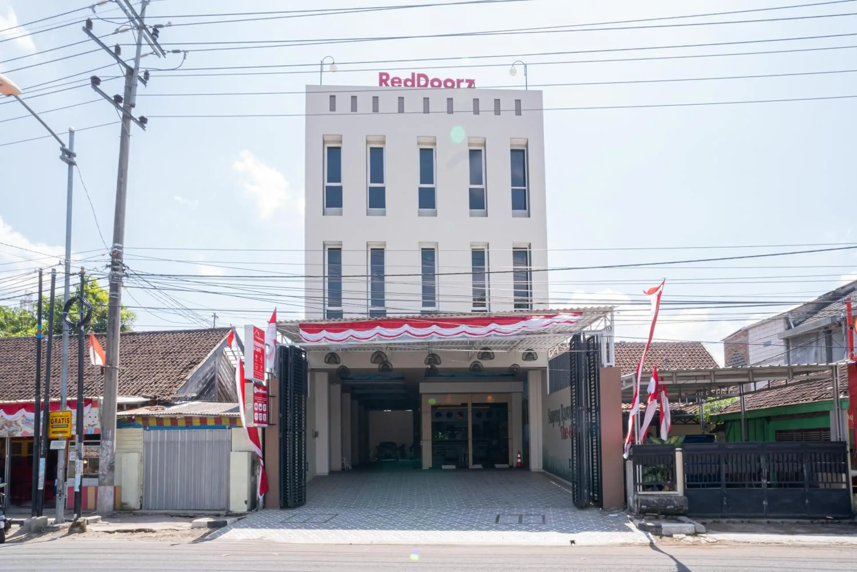 Property building in RedDoorz Plus @ Jalan Pemuda Timur Bojonegoro Property building in RedDoorz Plus @ Jalan Pemuda Timur Bojonegoro