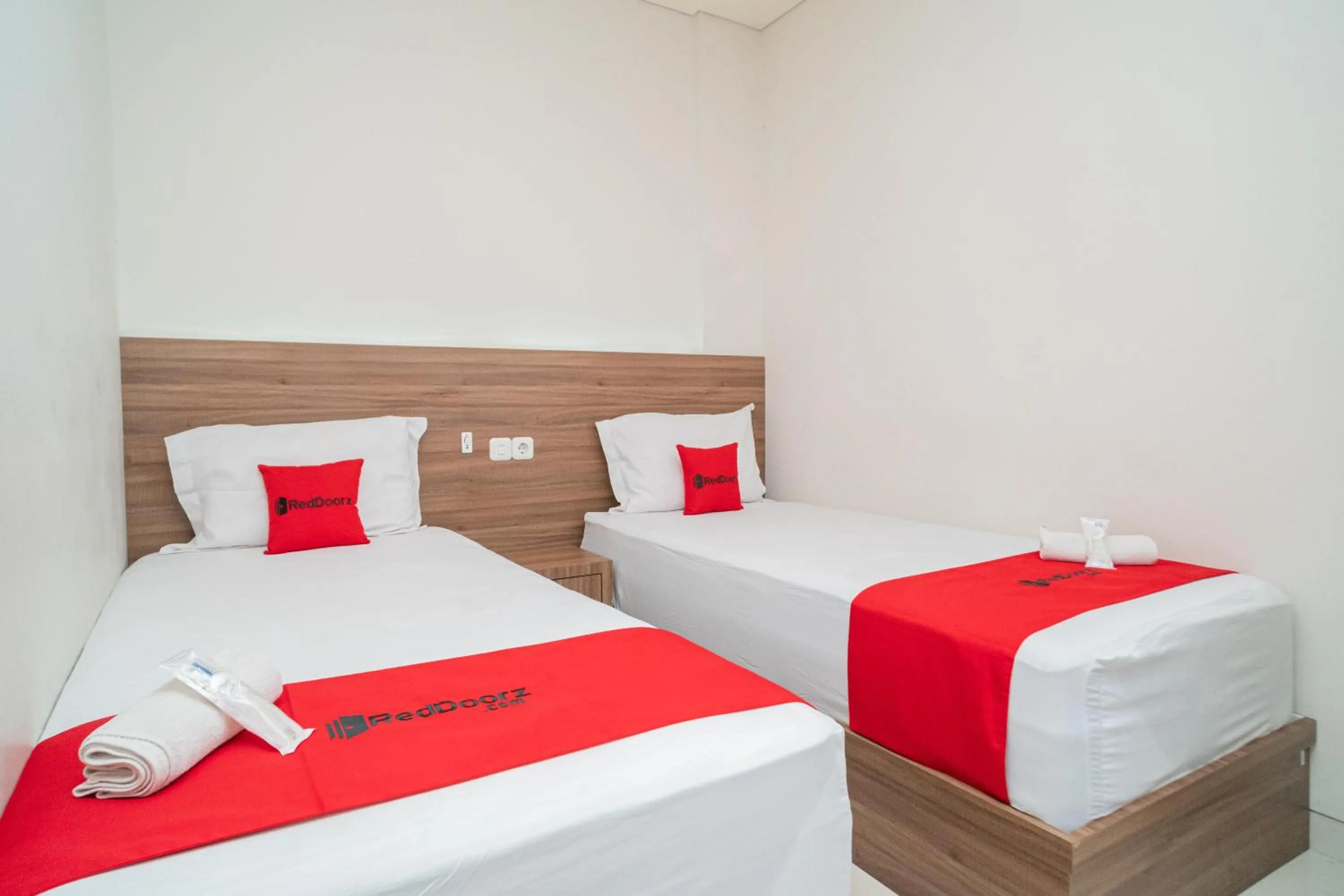 Bedroom, Bed in RedDoorz Plus @ Jalan Pemuda Timur Bojonegoro