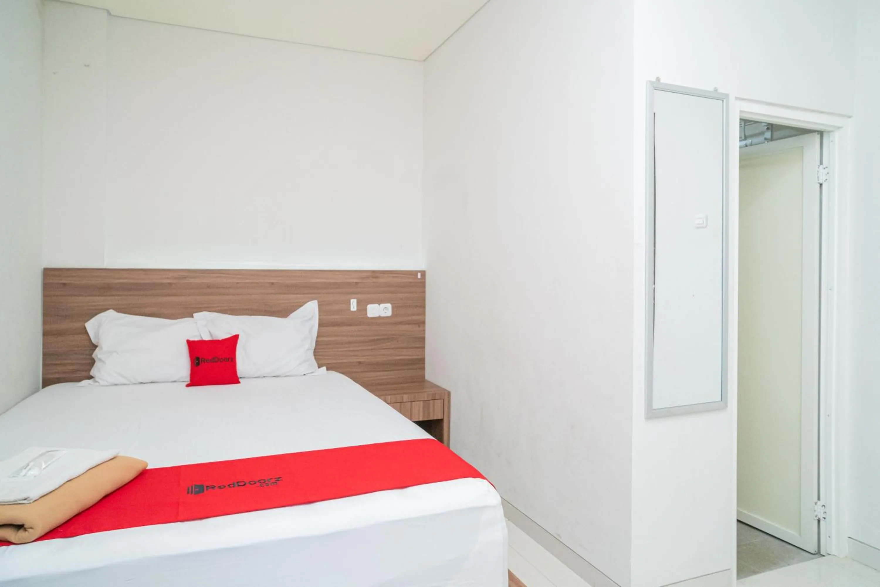 Bedroom, Bed in RedDoorz Plus @ Jalan Pemuda Timur Bojonegoro