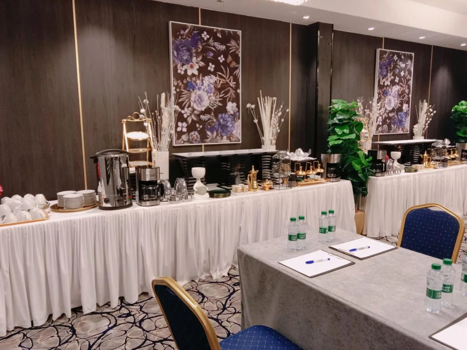 Food and drinks in Dana Hotel