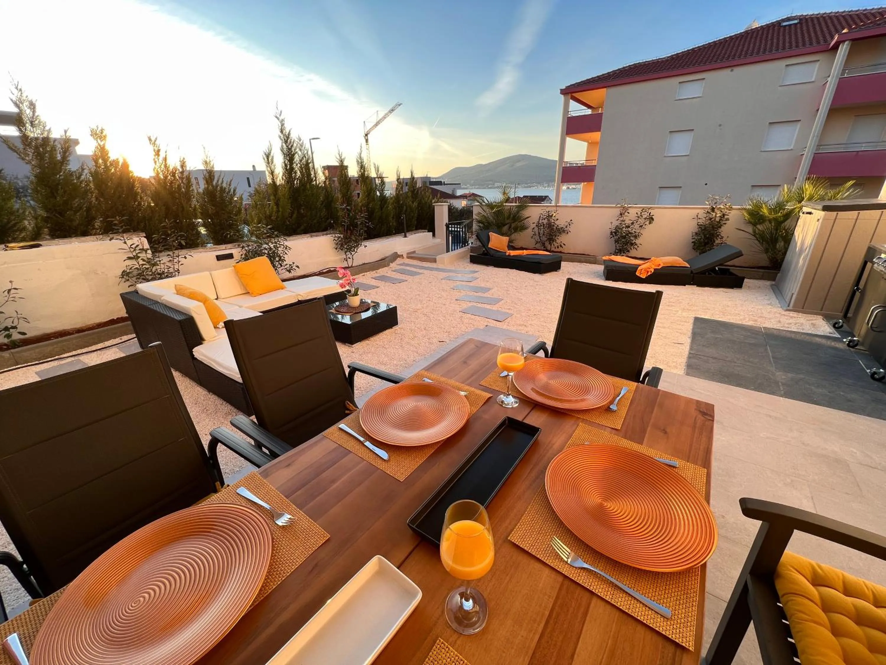 Sunshine Deluxe 80m2 apartment with pool, 50 m2 garden lounge and outdoor space