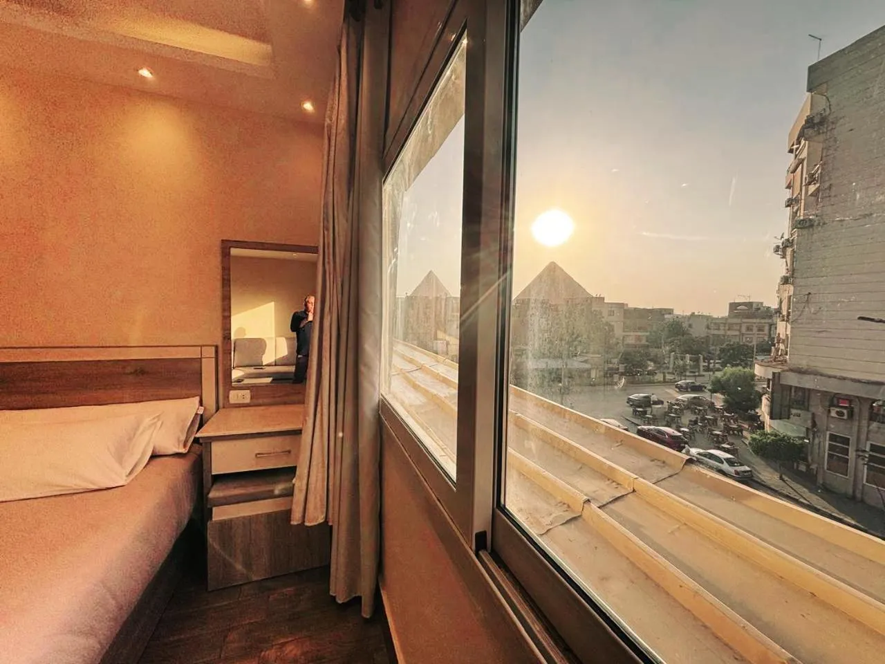 Bed in Hassan Pyramids Hotel & free access Rooftop & airport pickup