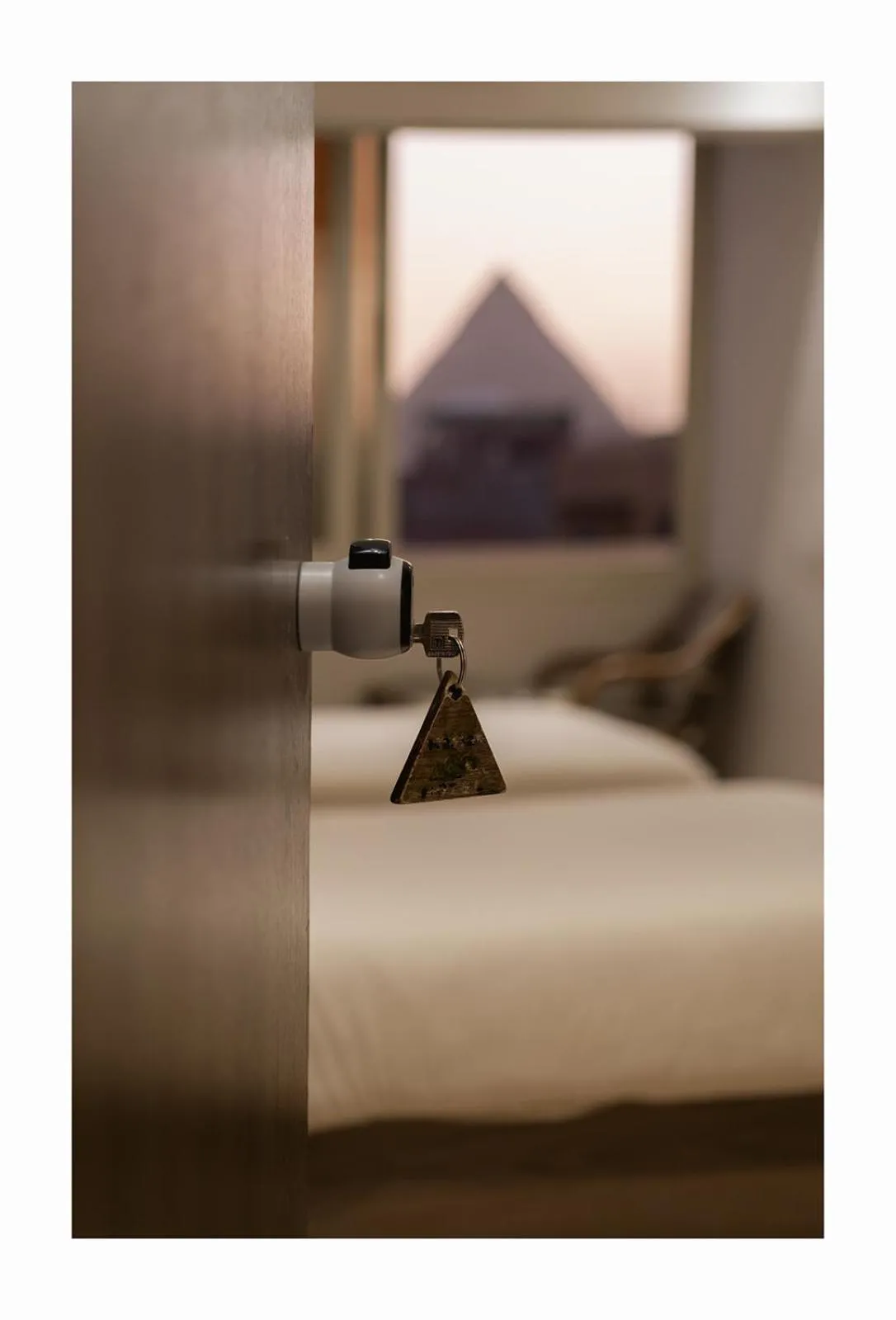 Bed in Hassan Pyramids Hotel & free access Rooftop & airport pickup