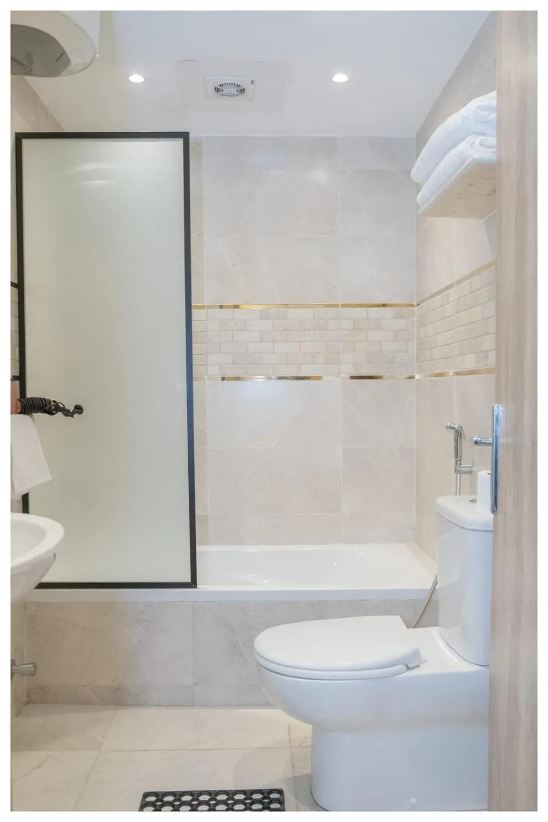 Shower in Hassan Pyramids Hotel & free access Rooftop & airport pickup