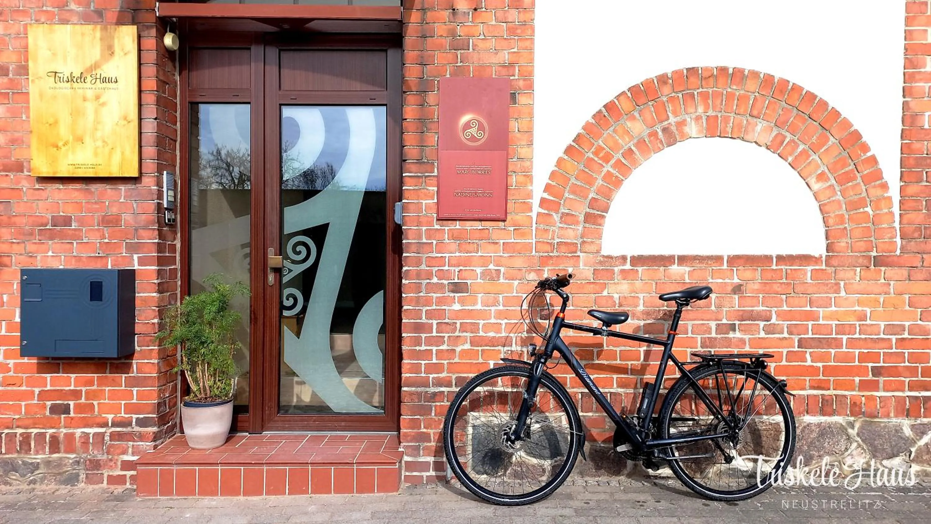 Facade/entrance in Triskele Haus - Ökologisches Gästehaus der Heilstätte Strelitz