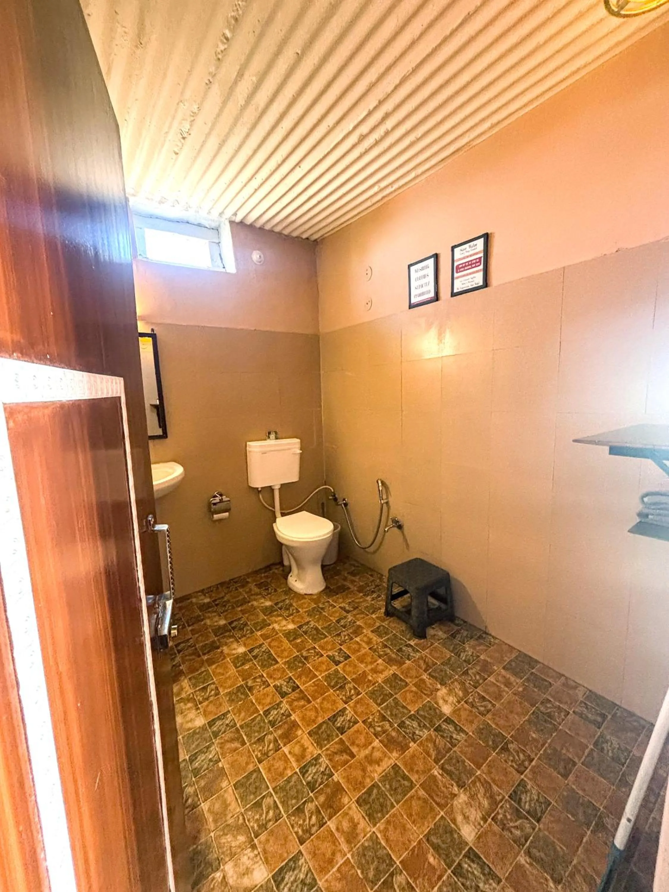 Toilet in Traveller Hive Kasar Devi