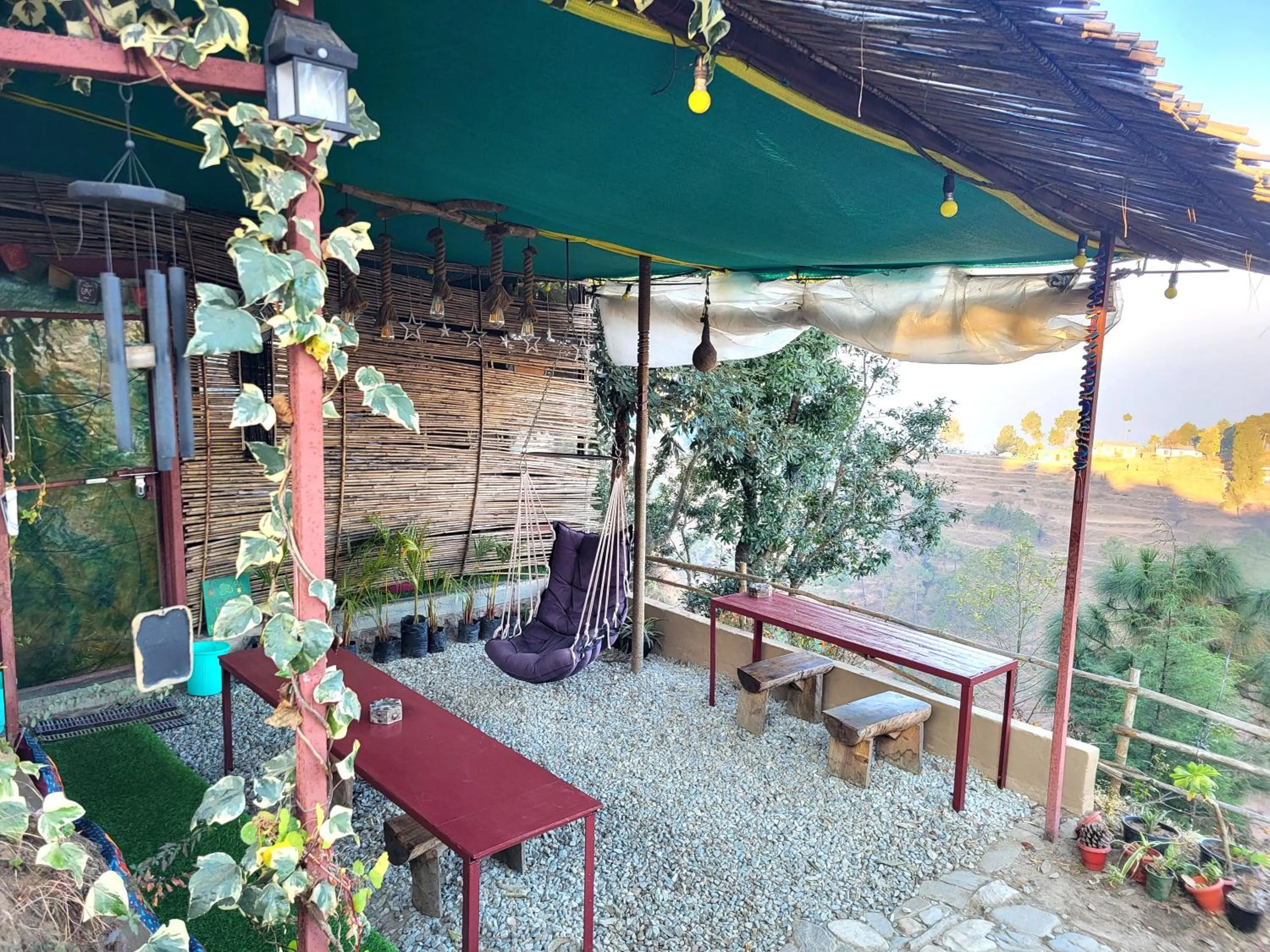 Seating area in Traveller Hive Kasar Devi