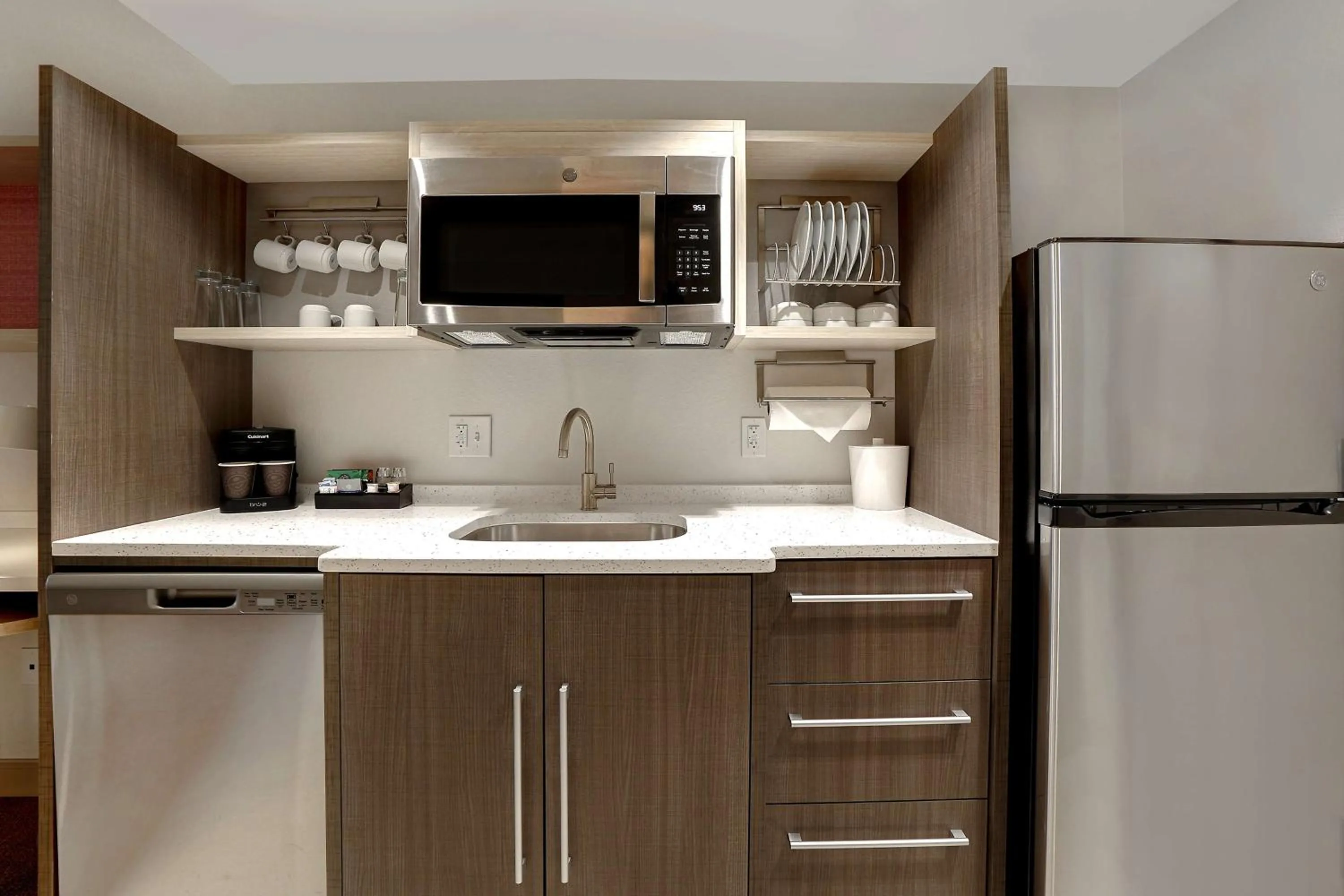 Kitchen or kitchenette in Home2 Suites By Hilton Lakewood Ranch