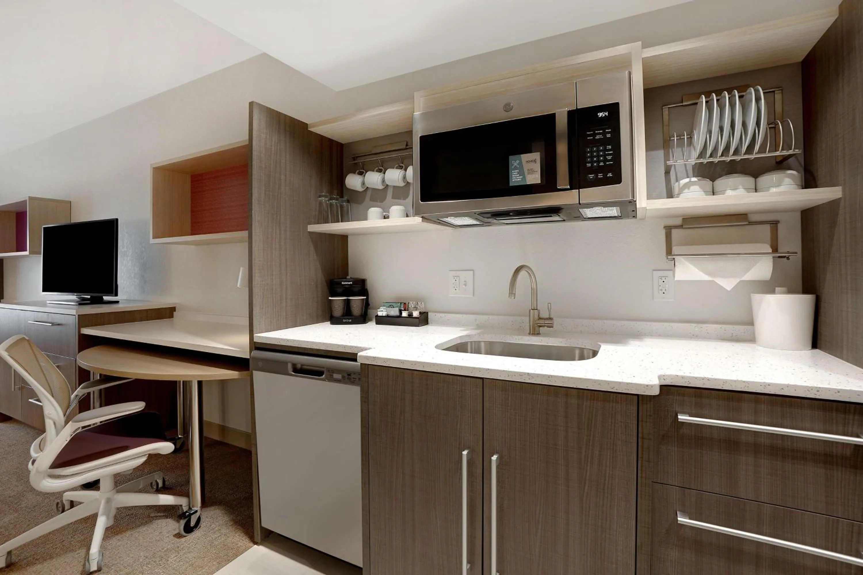 Kitchen or kitchenette in Home2 Suites By Hilton Lakewood Ranch