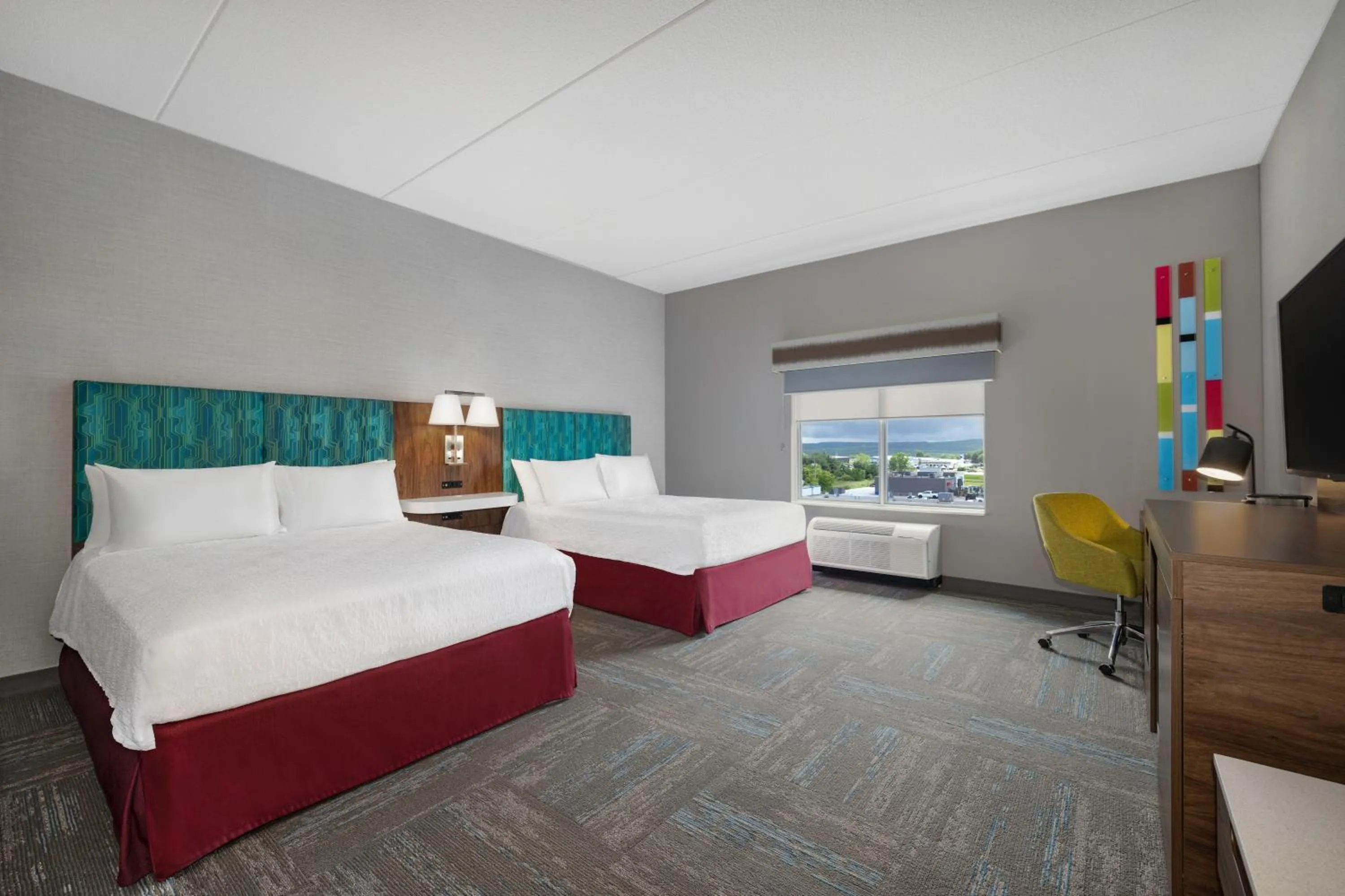 Bed in Hampton Inn Midland, On