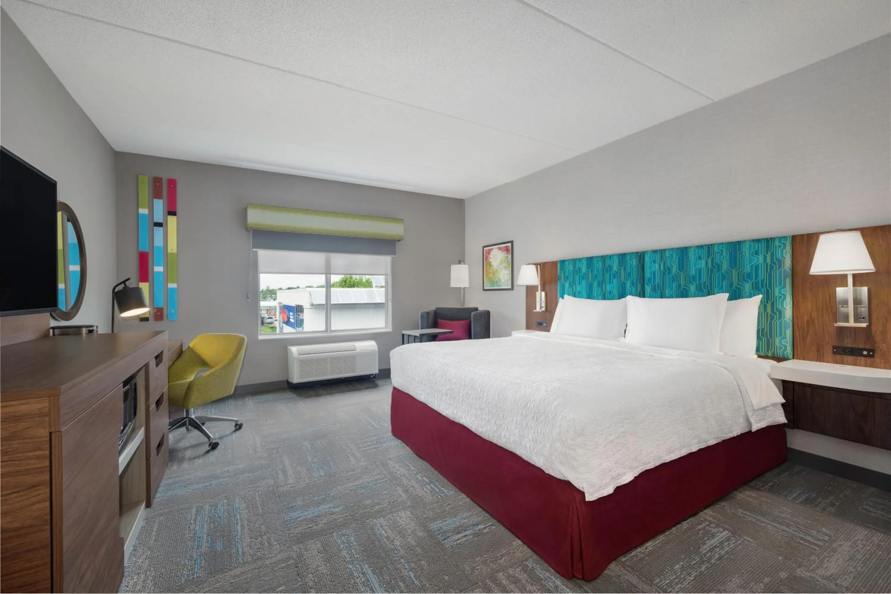 Bed in Hampton Inn Midland, On