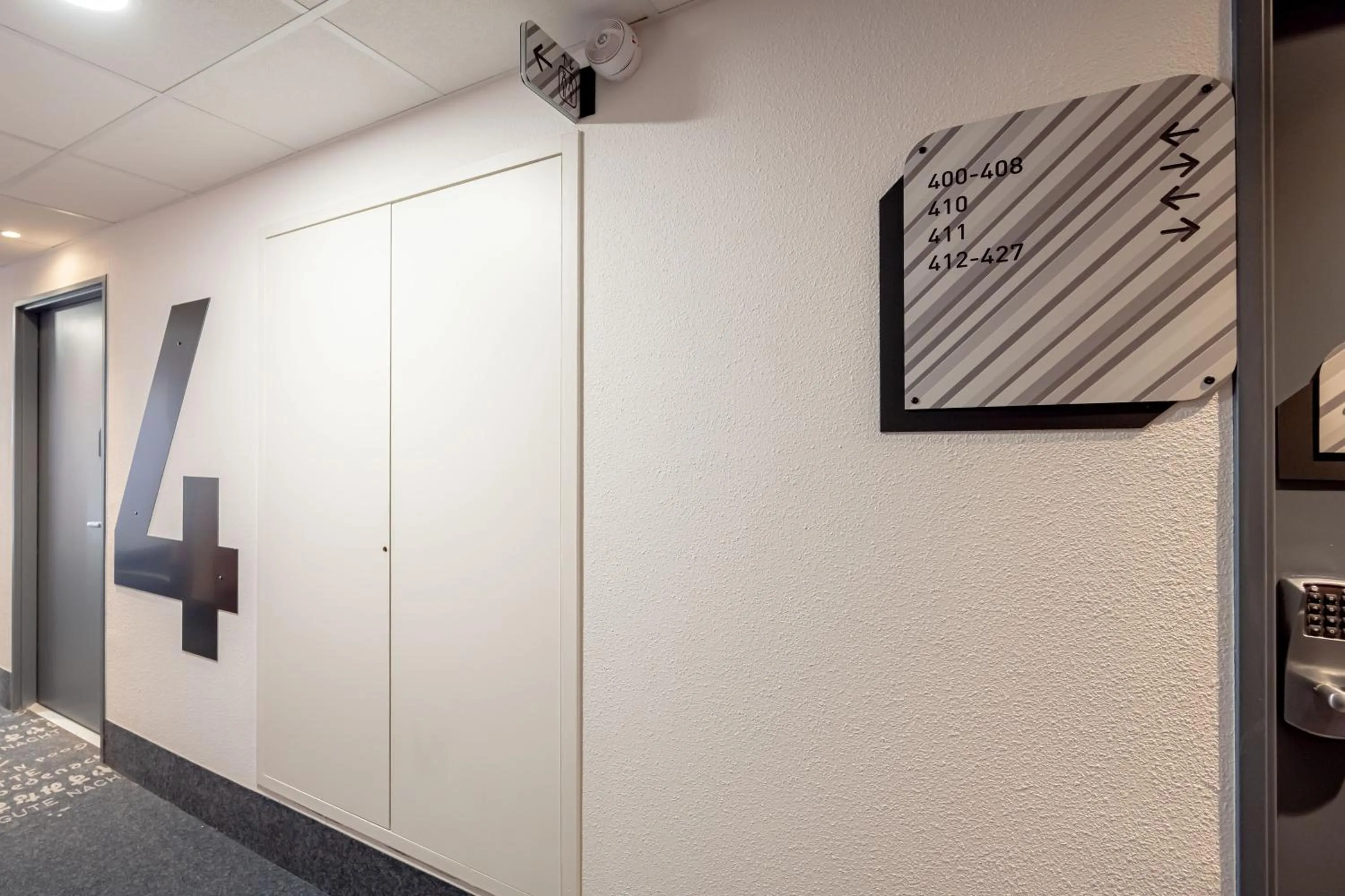 Decorative detail in B&B HOTEL Toulon Centre Gare