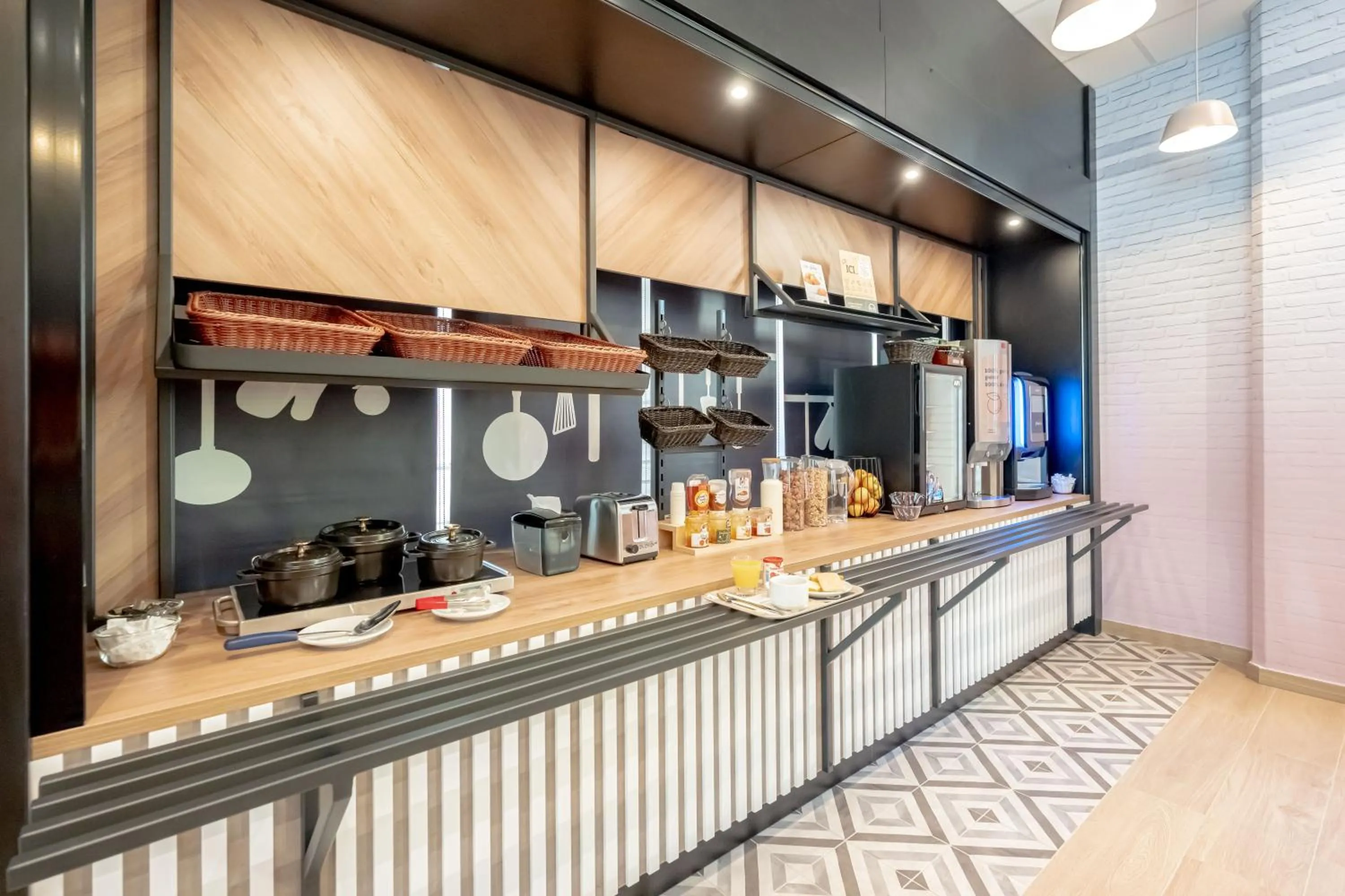 Buffet breakfast in B&B HOTEL Toulon Centre Gare