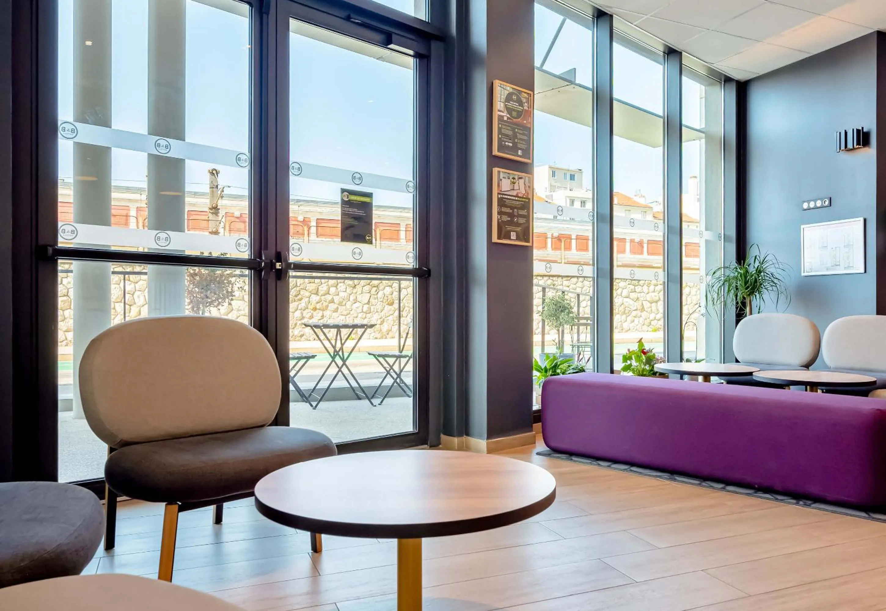 Seating area in B&B HOTEL Toulon Centre Gare