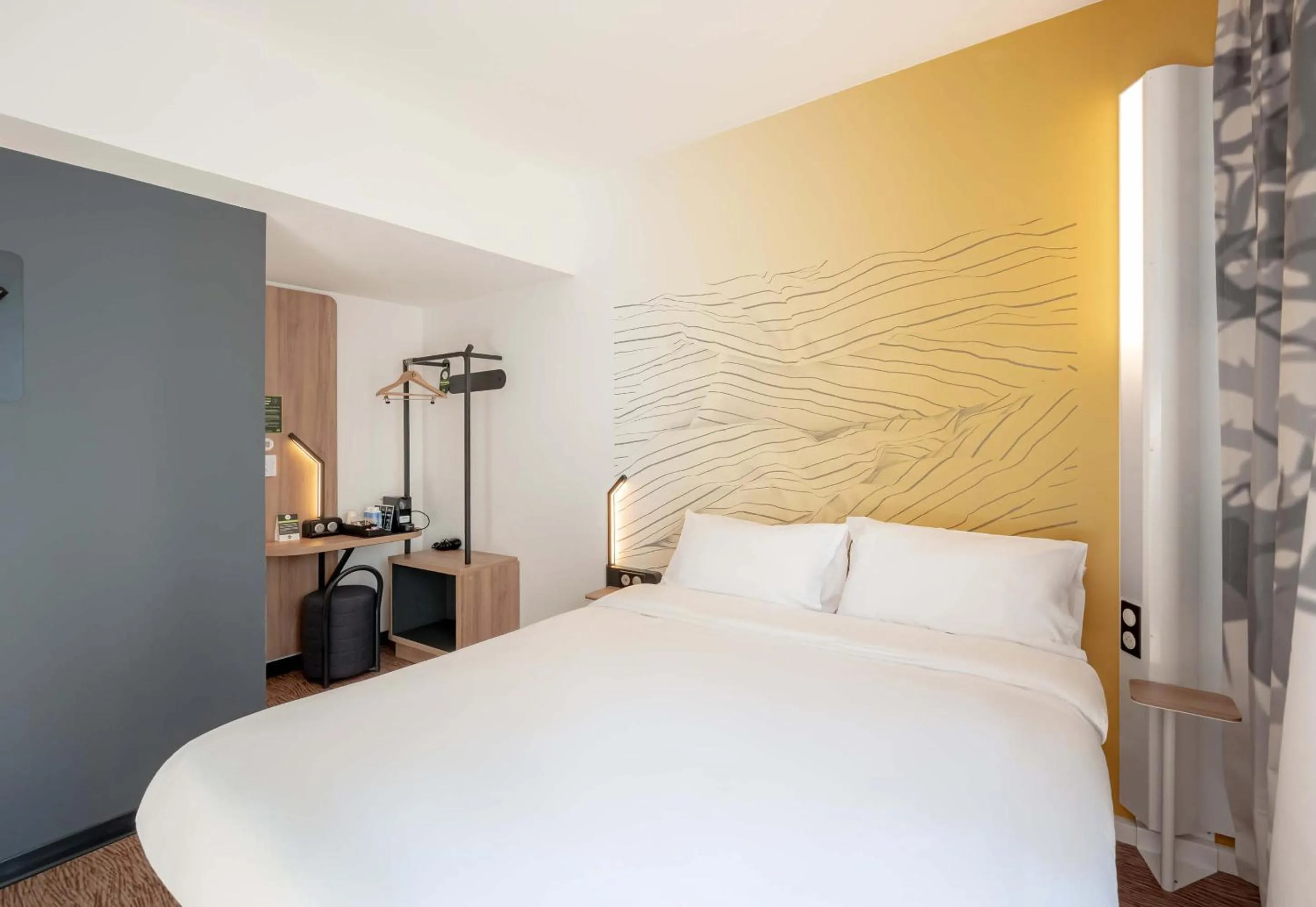 Bedroom, Bed in B&B HOTEL Toulon Centre Gare