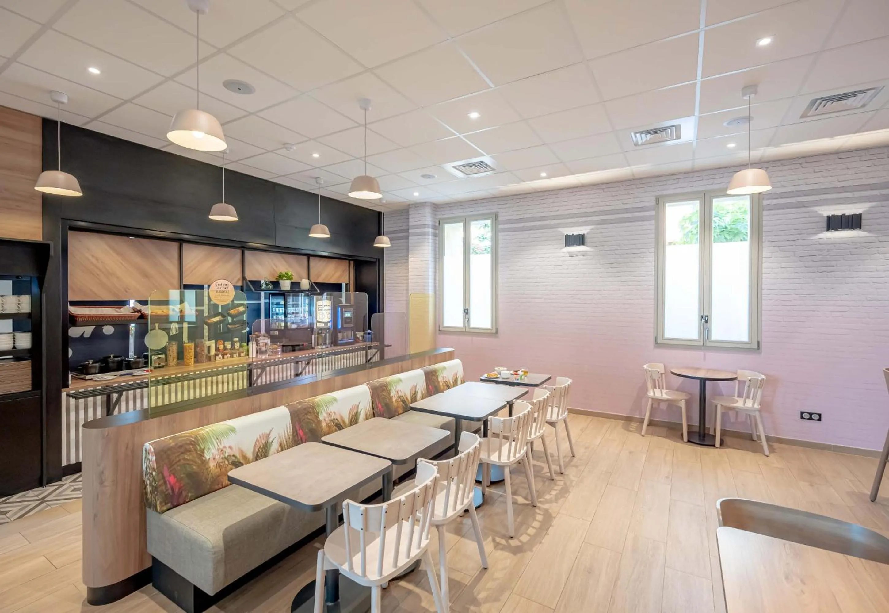 Restaurant/places to eat in B&B HOTEL Toulon Centre Gare