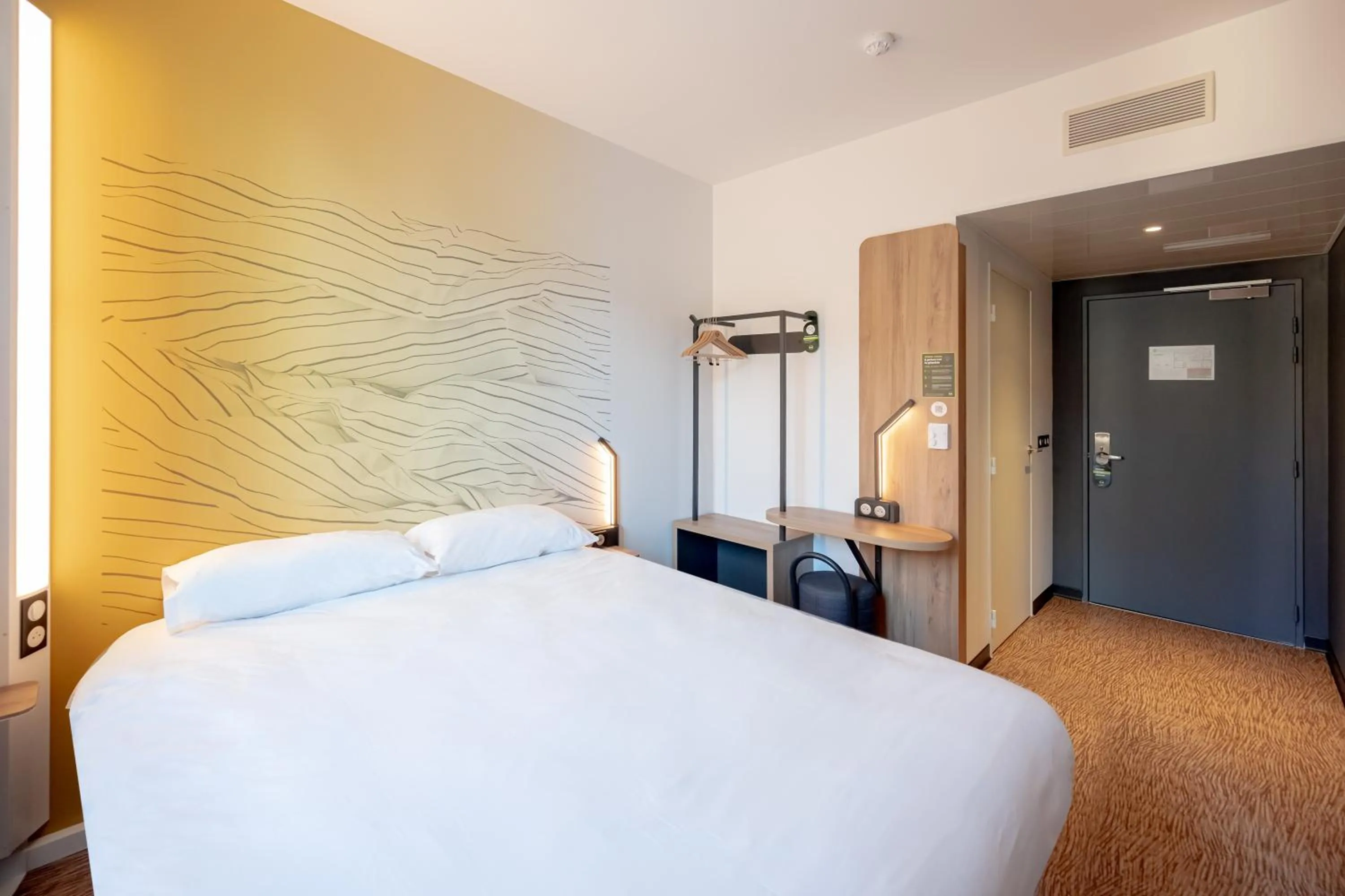 Photo of the whole room, Bed in B&B HOTEL Toulon Centre Gare