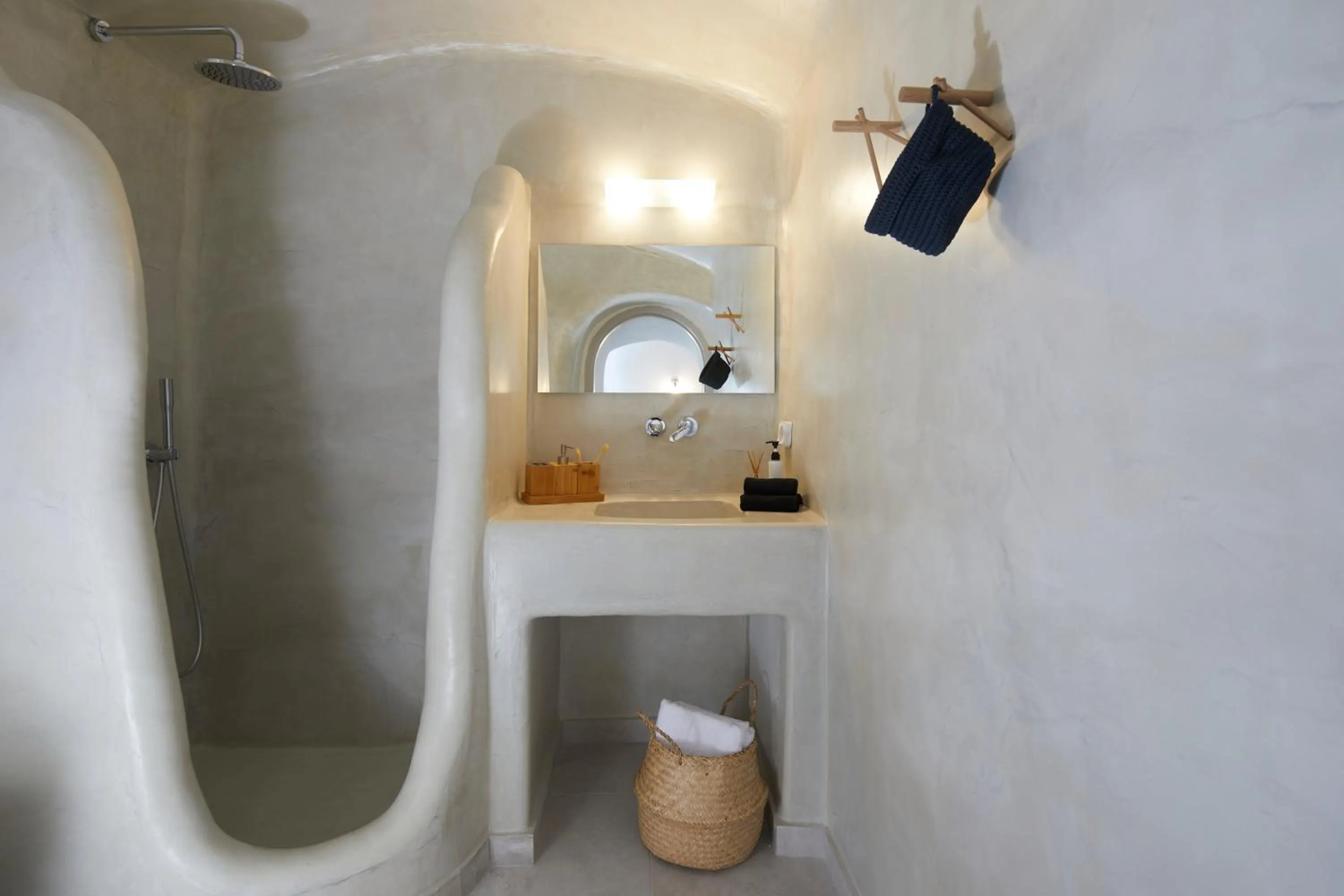 Shower in El Verano Suites