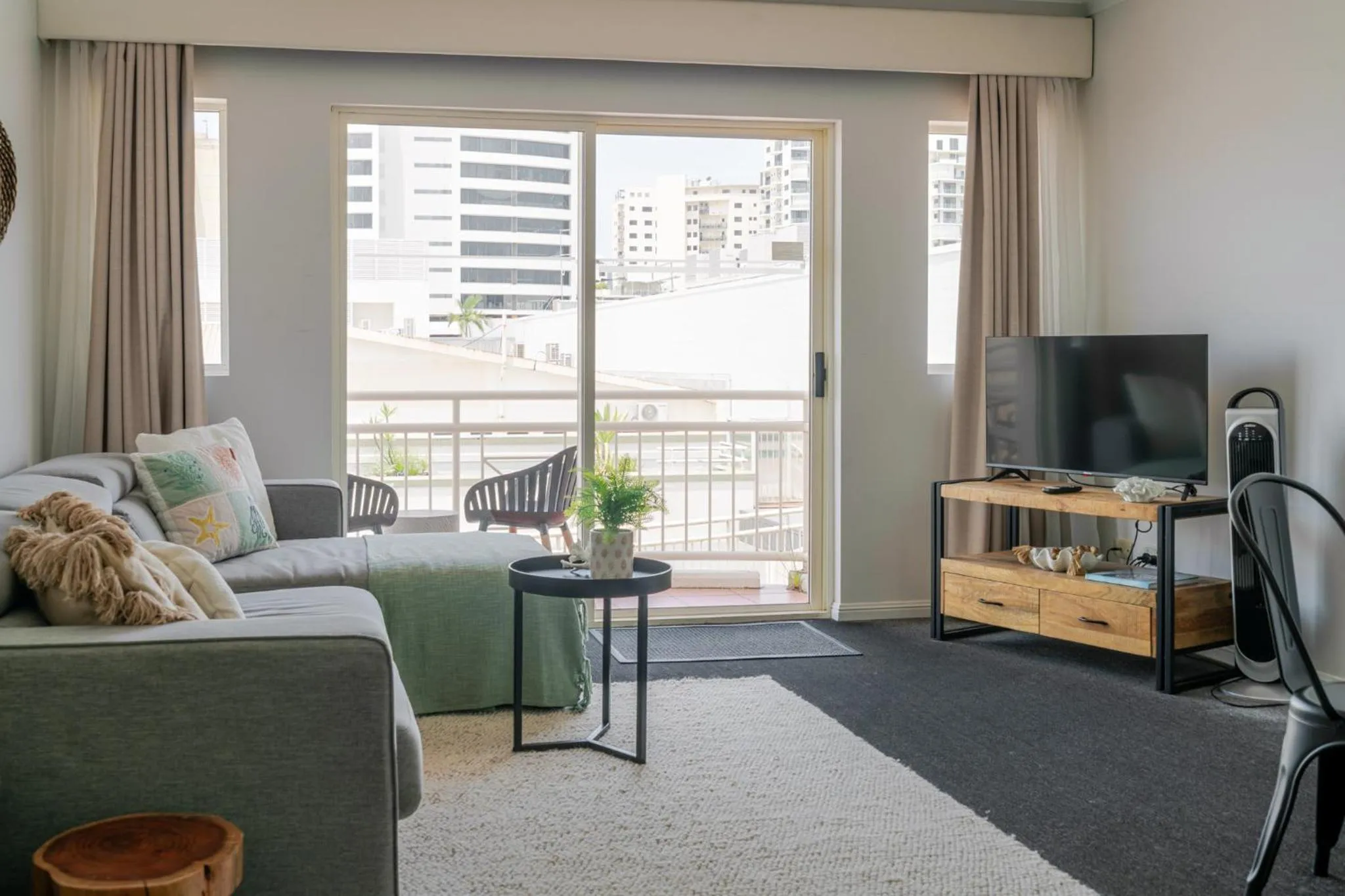 Inner City One Bedroom Apartment with Pool View 22