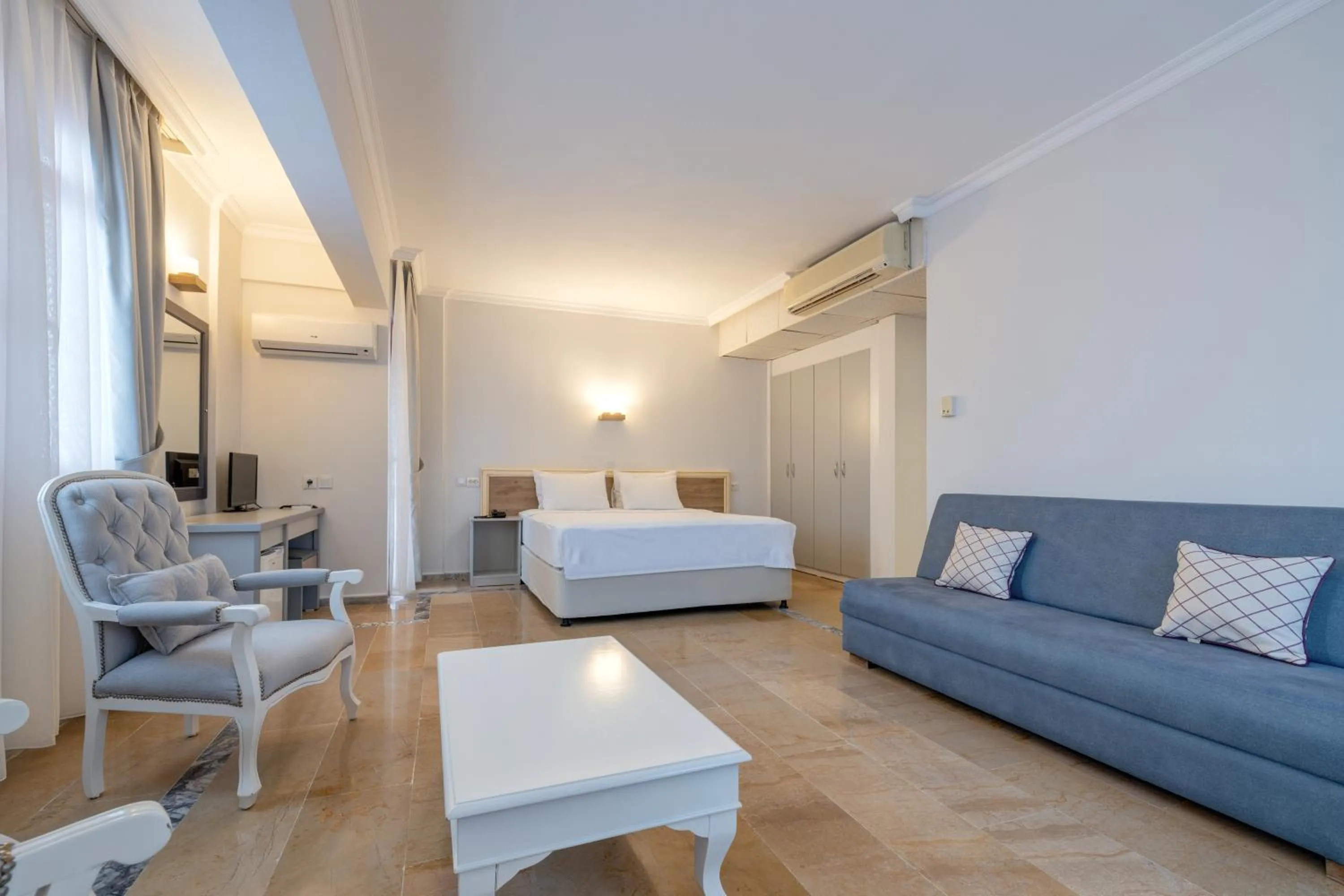 Living room in Hanedan Beach Hotel