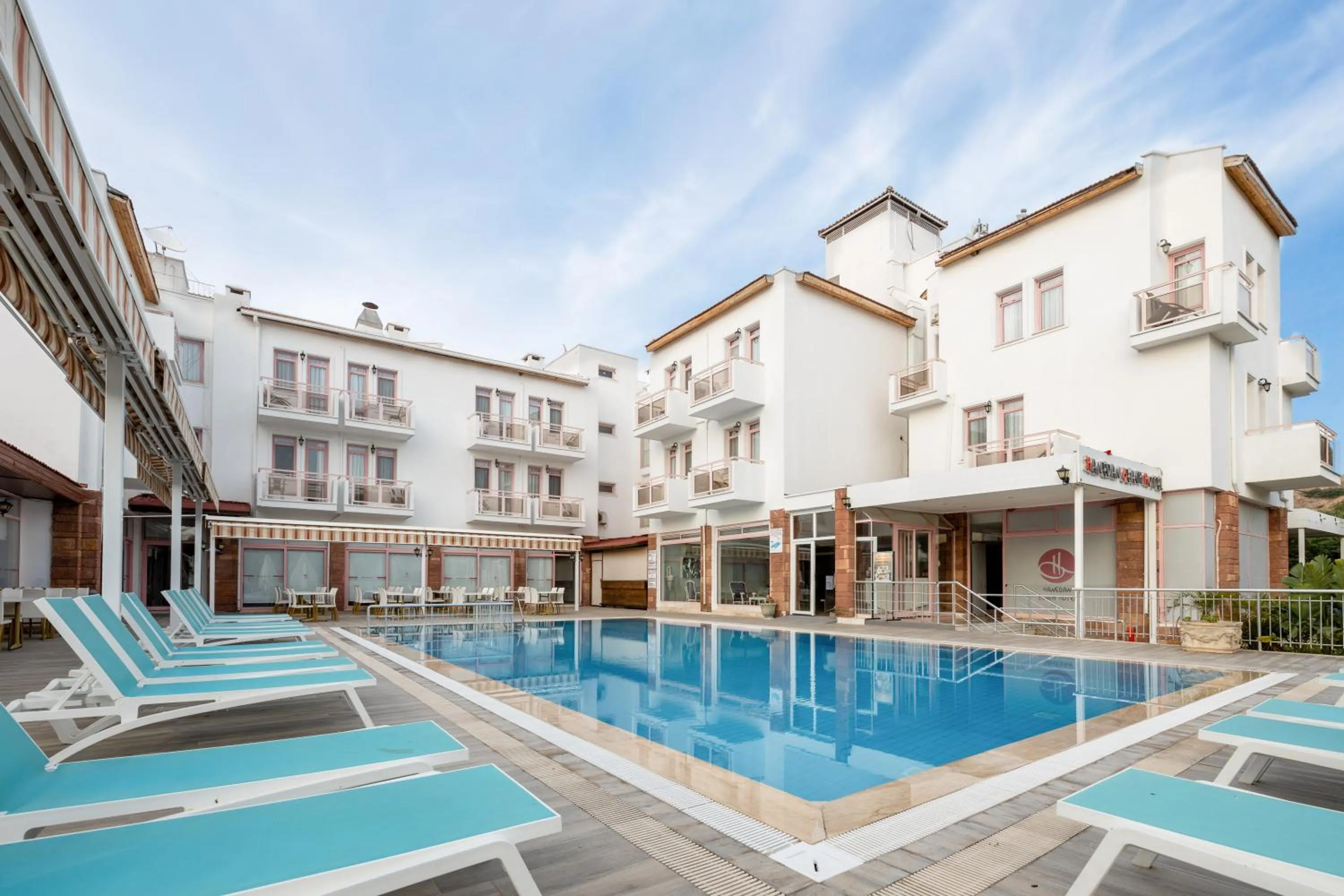Swimming pool in Hanedan Beach Hotel