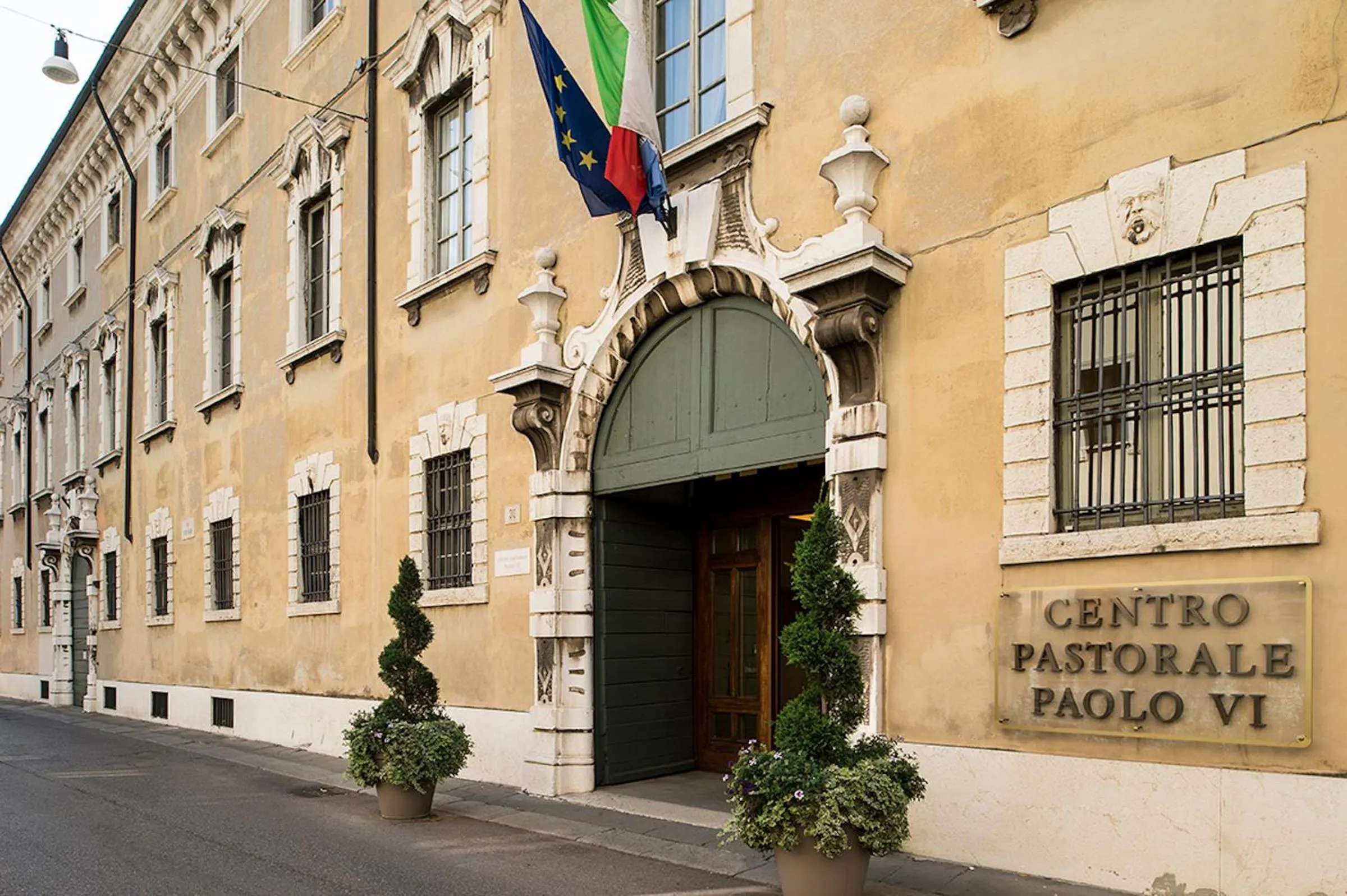 Facade/entrance in Centro Paolo VI