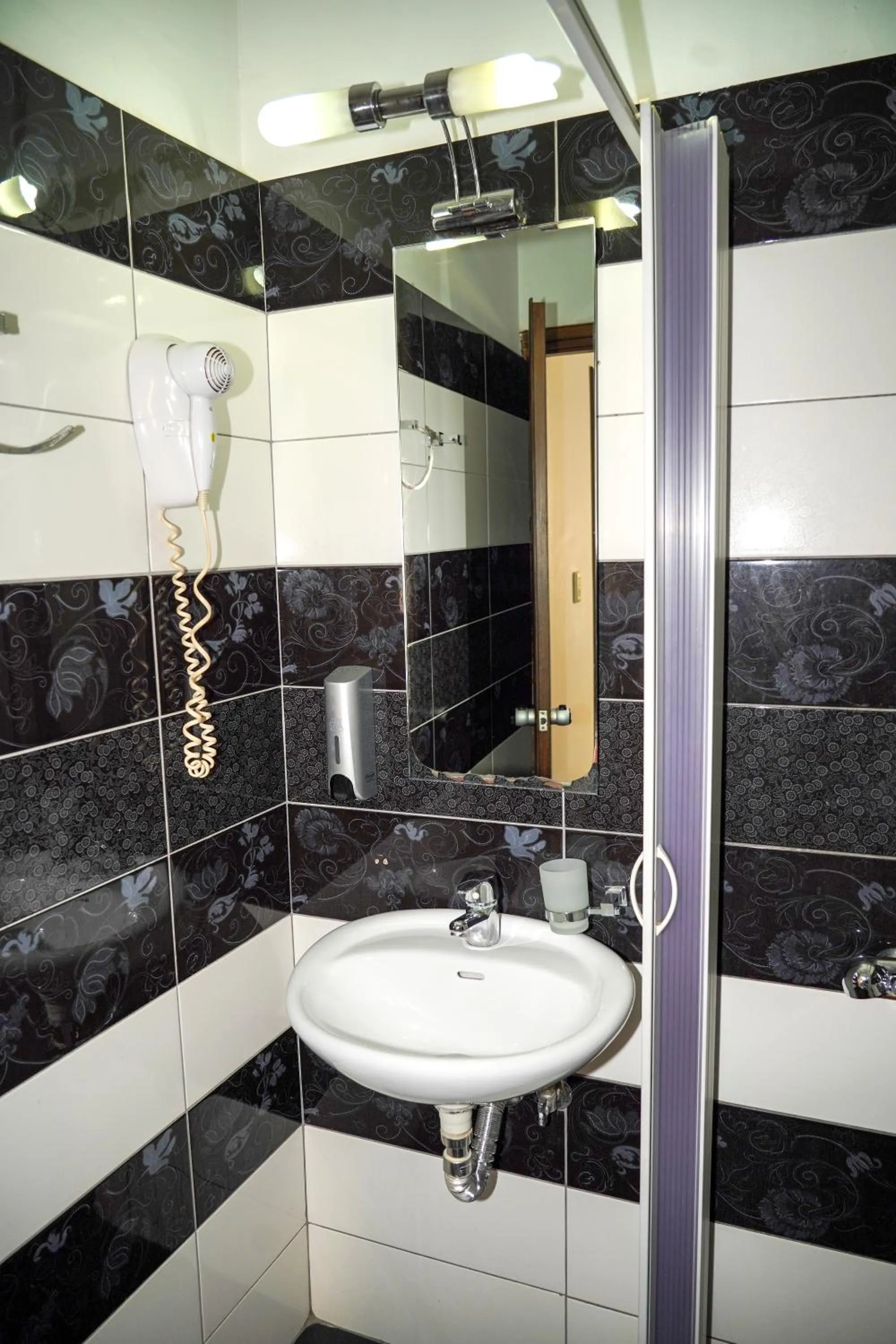 Shower in Hotel Selini