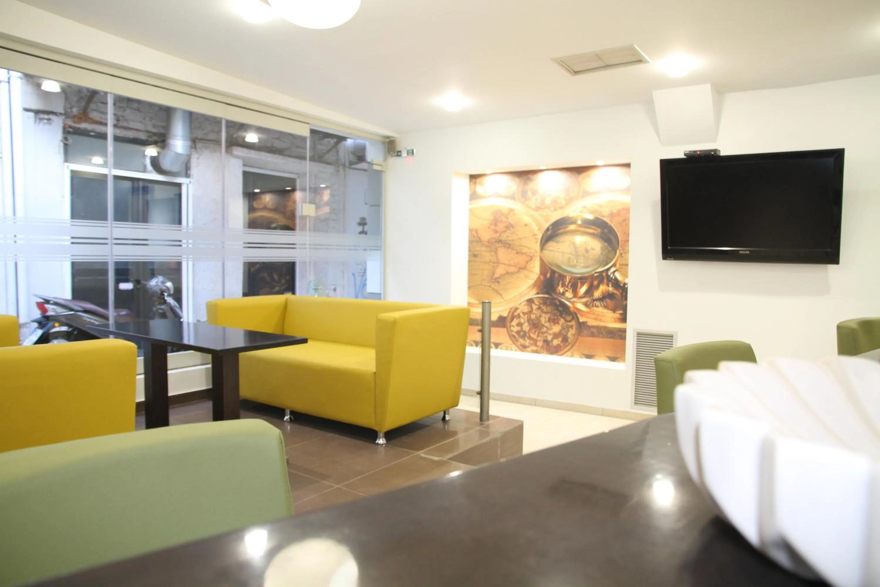 Communal lounge/ TV room in Hotel Selini